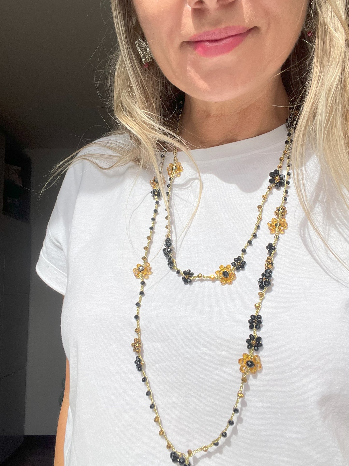 Collana lunga boho chic in oro nero con cristalli e fiori, versatile da indossare come collana o bracciale wrap, perfetta per aggiungere un tocco di eleganza e personalità al tuo look.