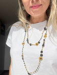 Collana lunga boho chic in oro nero con cristalli e fiori, versatile da indossare come collana o bracciale wrap, perfetta per aggiungere un tocco di eleganza e personalità al tuo look.