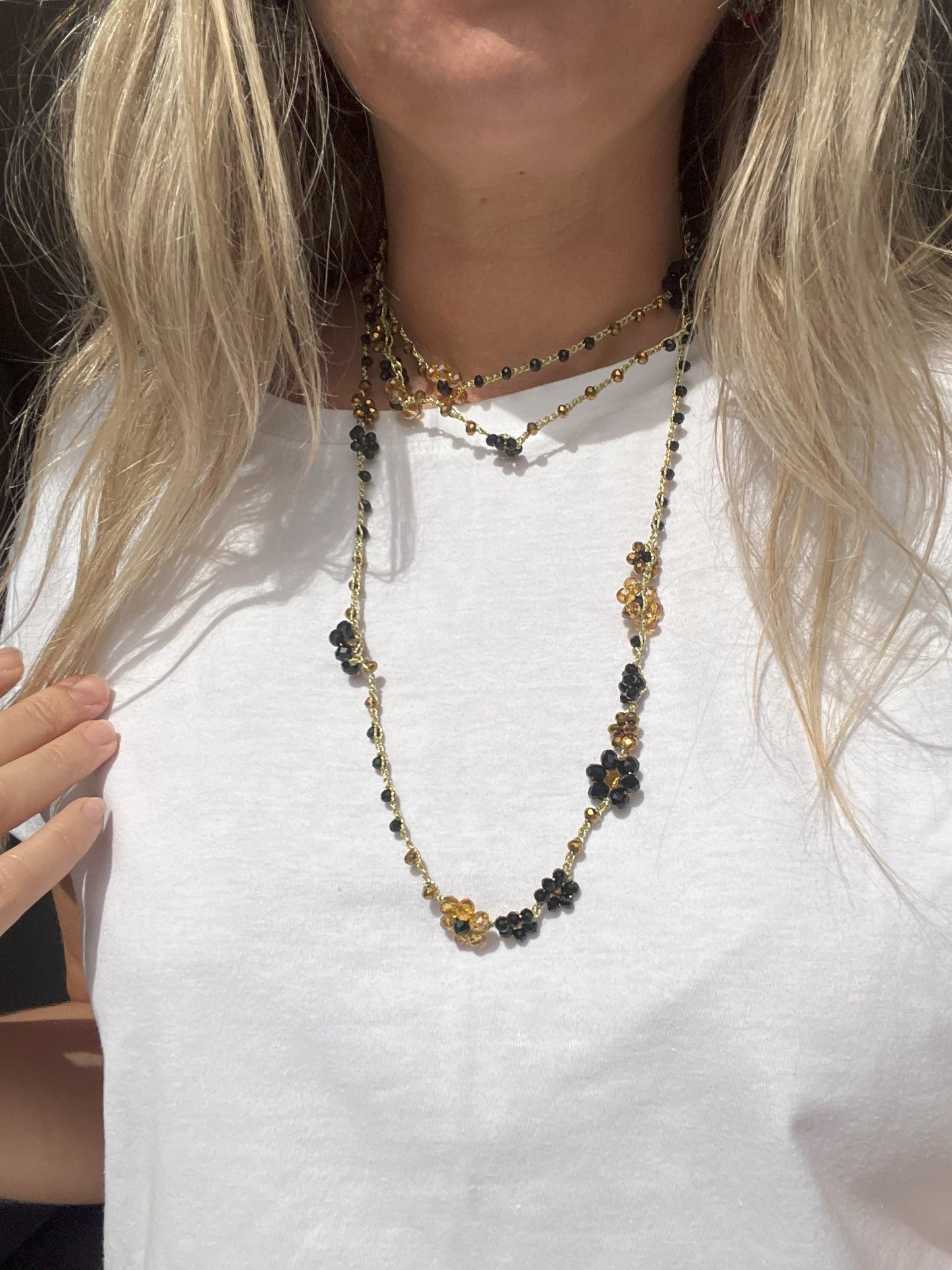 Collana lunga boho chic in oro nero con cristalli e fiori, versatile da indossare come collana o bracciale wrap, perfetta per aggiungere un tocco di eleganza e personalità al tuo look.