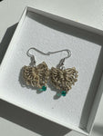 Delicati orecchini a forma di cuore in elegante color oro con un tocco di verde scuro, perfetti per aggiungere un tocco di stile e femminilità a qualsiasi outfit