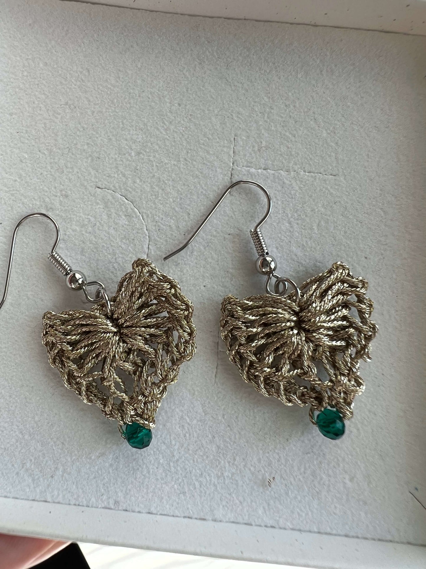 Delicati orecchini a forma di cuore in elegante color oro con un tocco di verde scuro perfetti per aggiungere un tocco di stile e femminilità a qualsiasi outfit