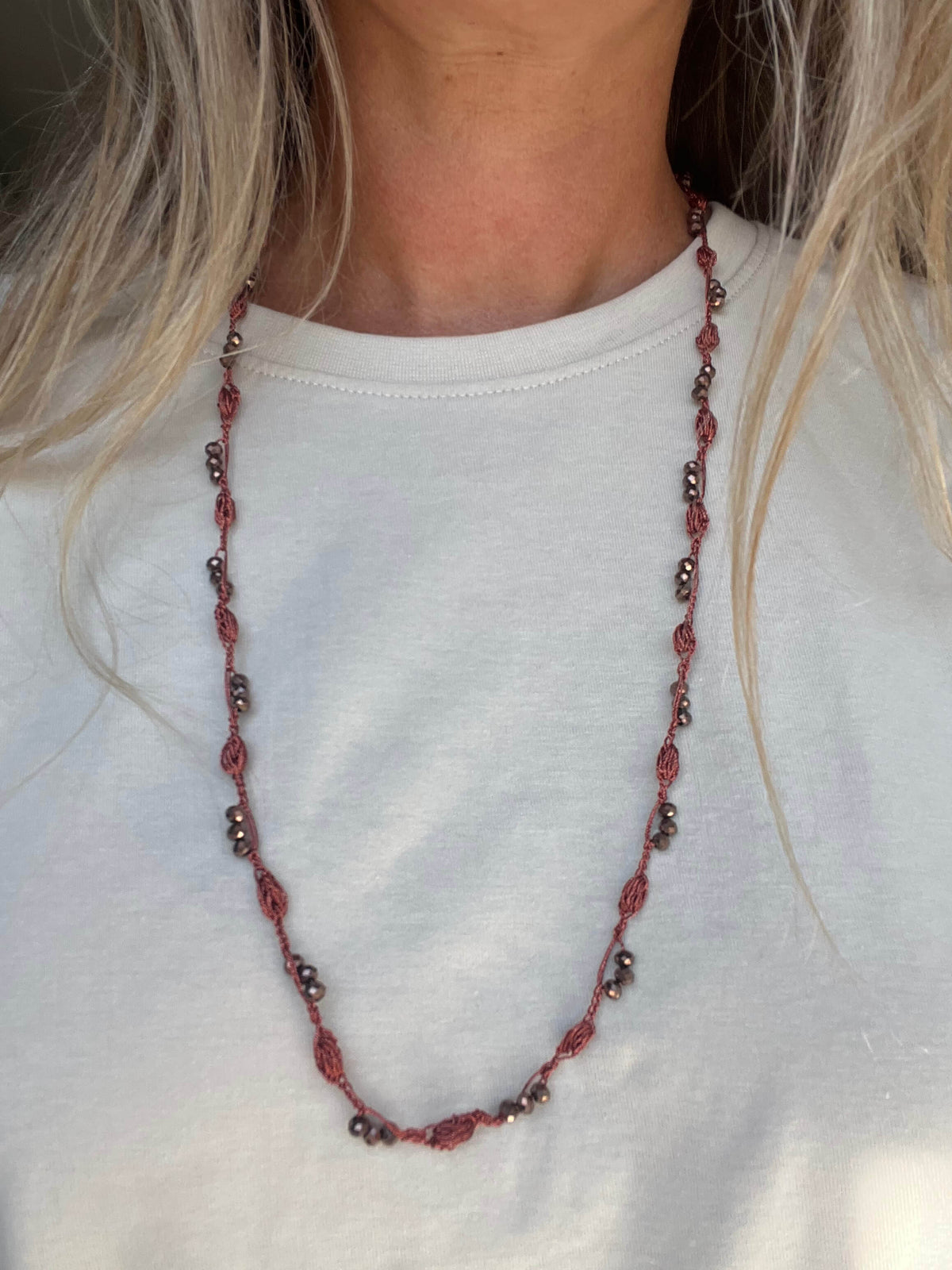 Collana marrone elegante con riflessi bronzo, morbida e leggera. Indossala al collo o come bracciale multigiro.