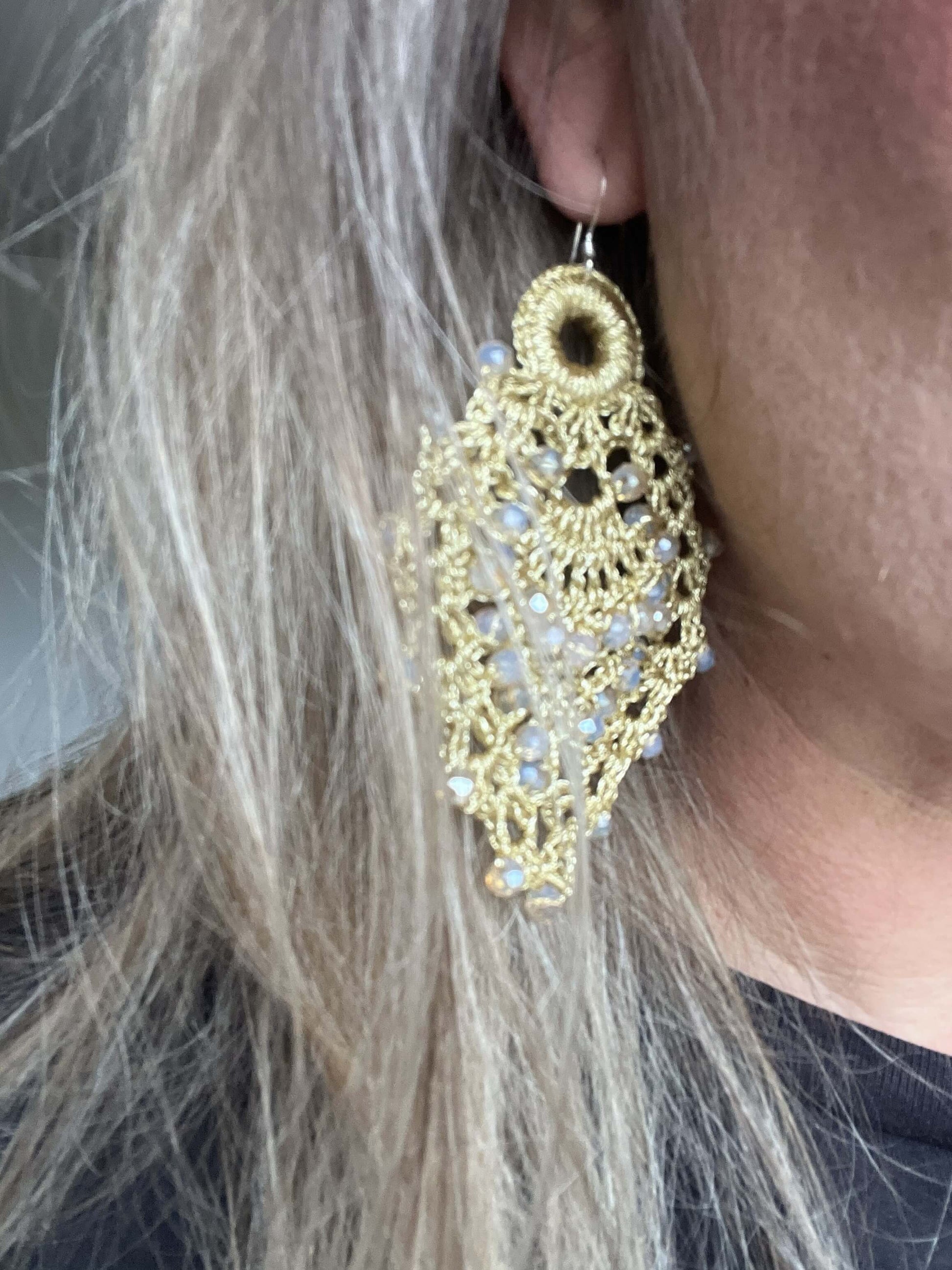 Orecchini Tropical in pizzo con ananas, leggeri e grandi. Color oro, vistosi ed eleganti per chi ama accessori d’impatto.