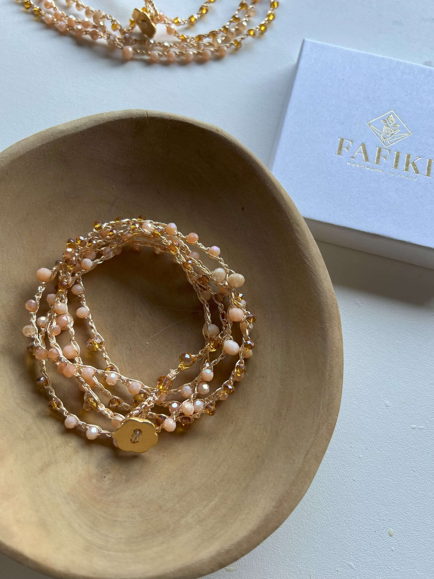 Bracciale e collana boho chic Soleil Bloom con cristalli dorati e bottone a fiore. Accessorio artigianale perfetto per uno stile naturale e raffinato.