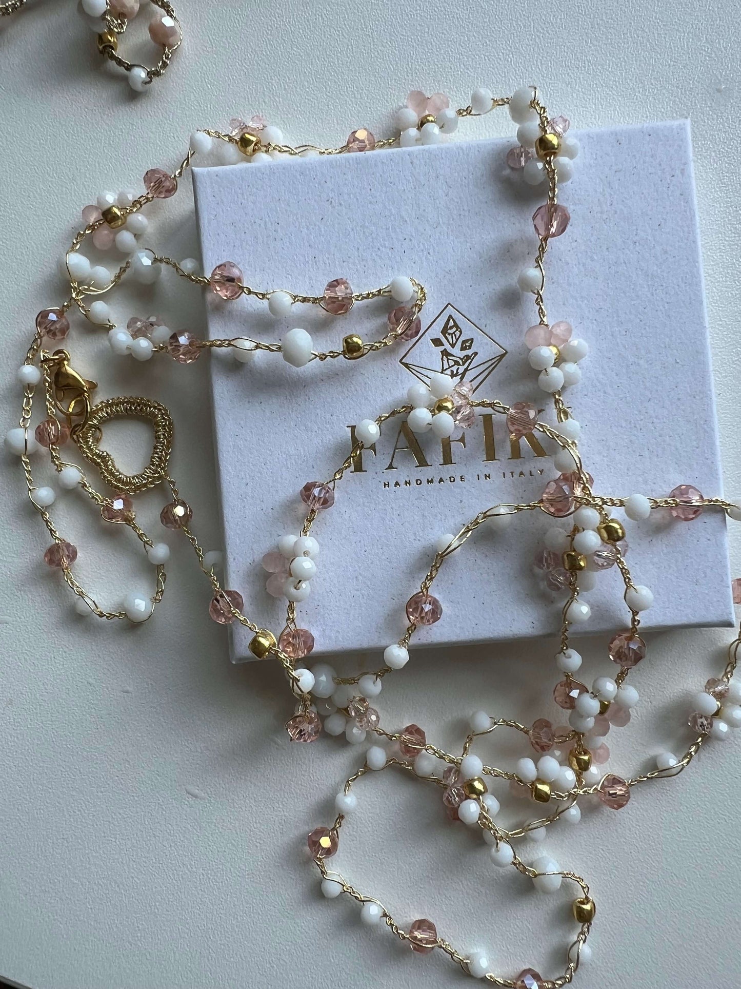 Peonia collana artigianale cristalli scintillanti perline Toho. Accessorio matrimonio romantico floreale. Bracciale trasformabile chiusura cuore