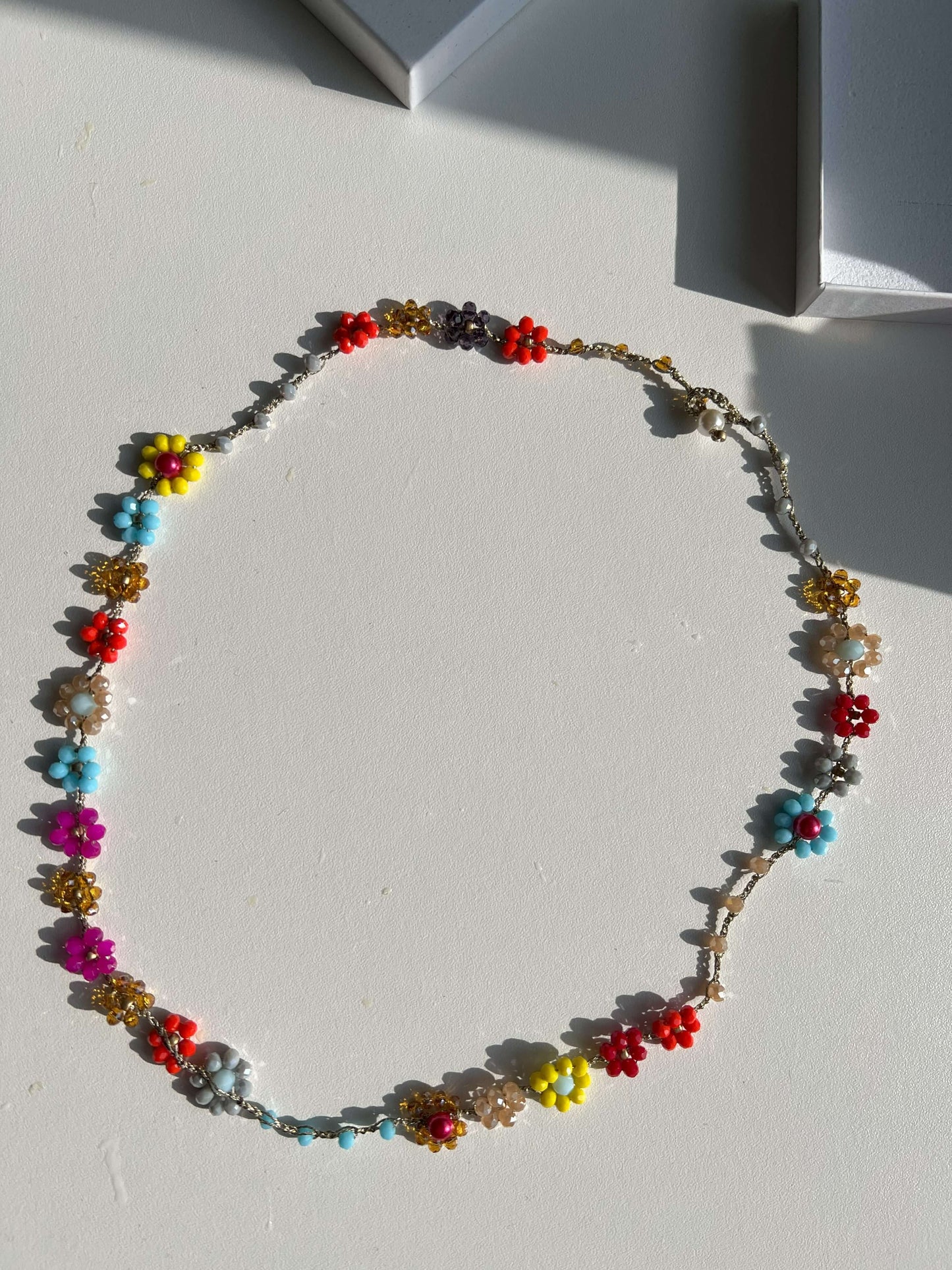 Gioiello fatto a mano Primavera Improvvisa: collana floreale all'uncinetto multicolor. Versatile design convertibile in bracciale wrap, chiusura sicura
