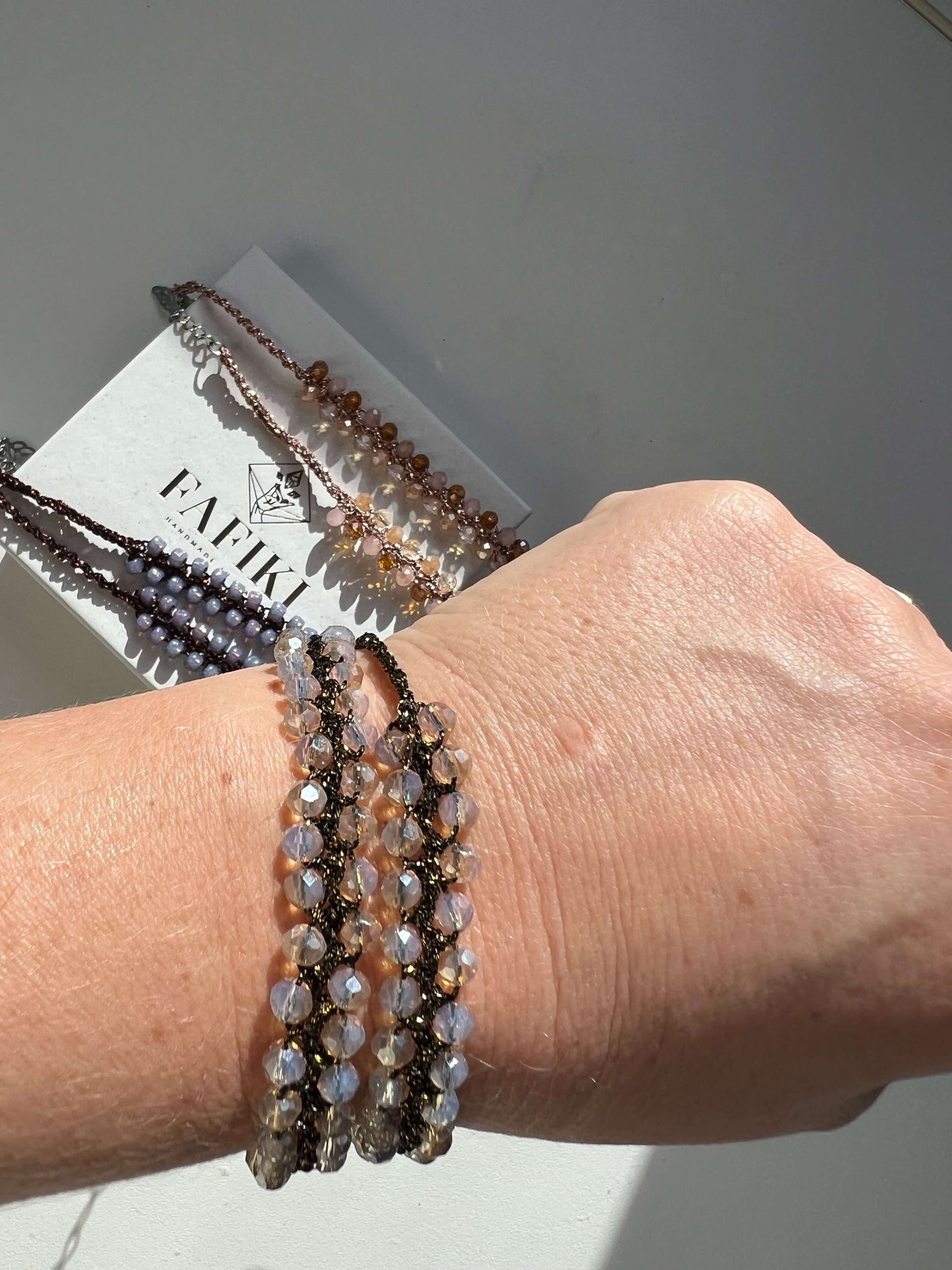 Minimal, luminoso, autentico. Choker fatto a mano senza metallo, perfetto per ogni giorno e per chi cerca un gioiello diverso dal solito