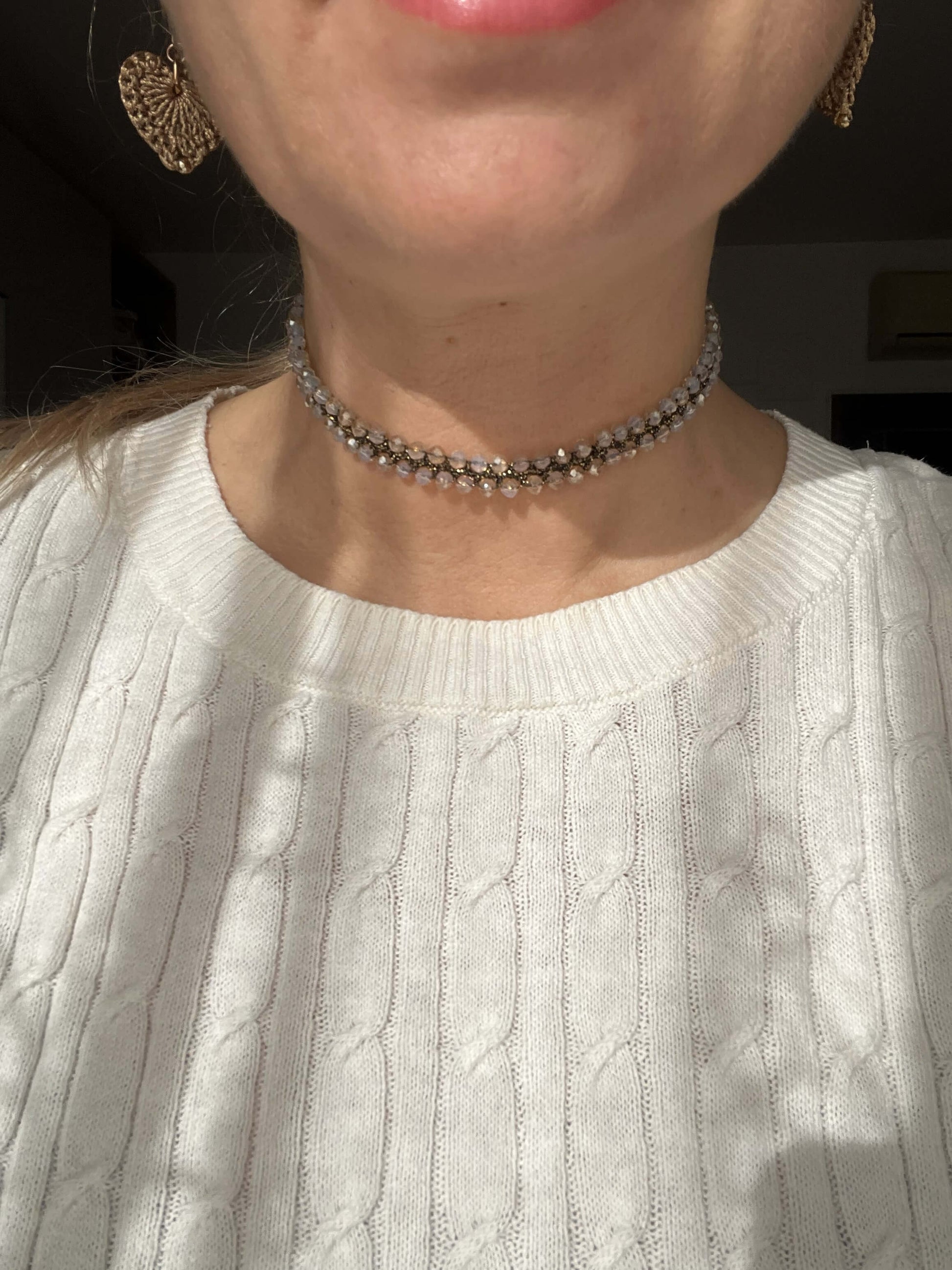 Choker boho chic fatto a mano, luminoso e leggero. Senza metallo, ipoallergenico, si adatta al collo come una seconda pelle. Essenziale ma speciale.