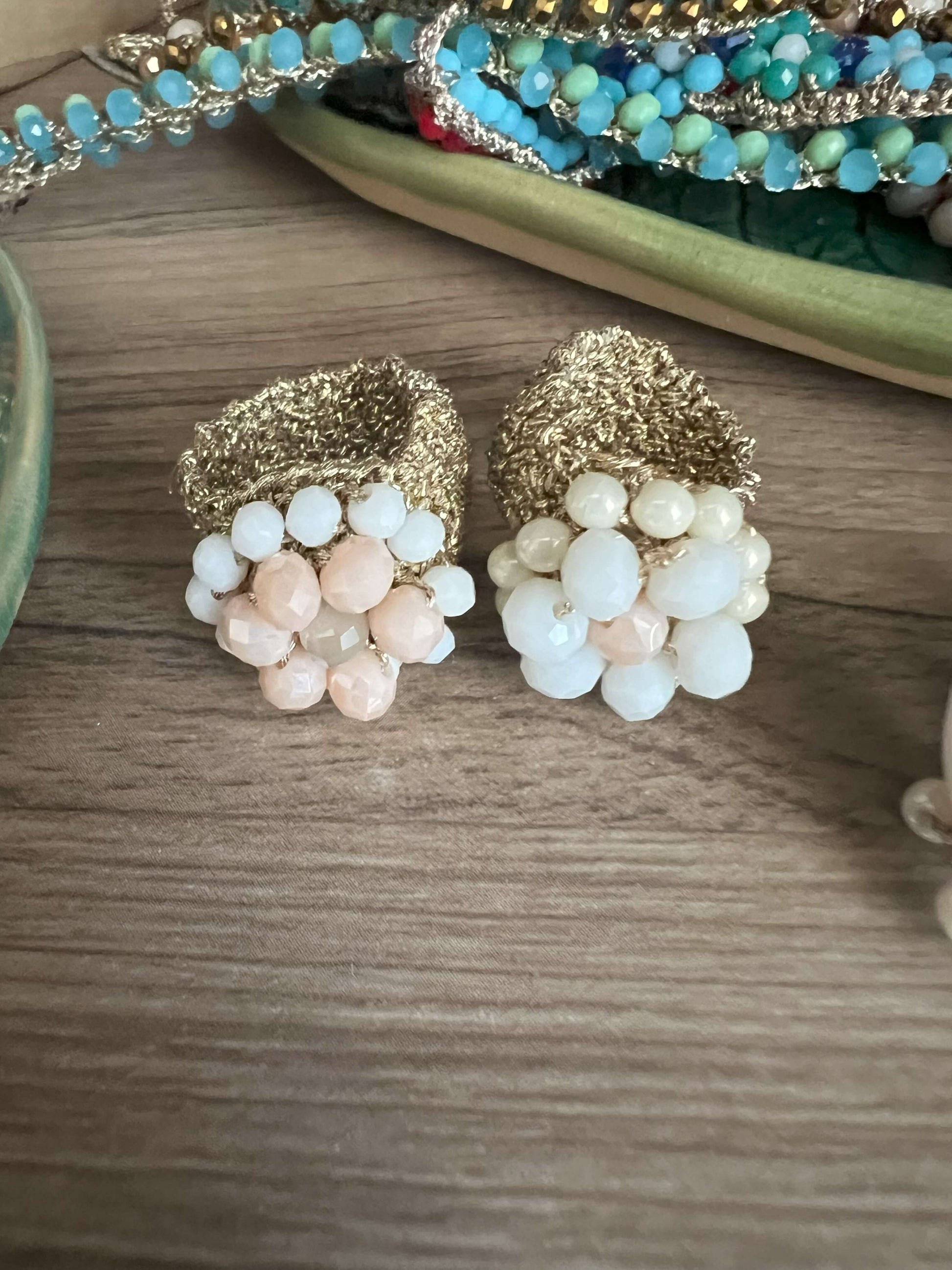 Anelli artigianali in filati italiani con perle e cristalli scintillanti. Leggeri, versatili e perfetti per esprimere la tua unicità.