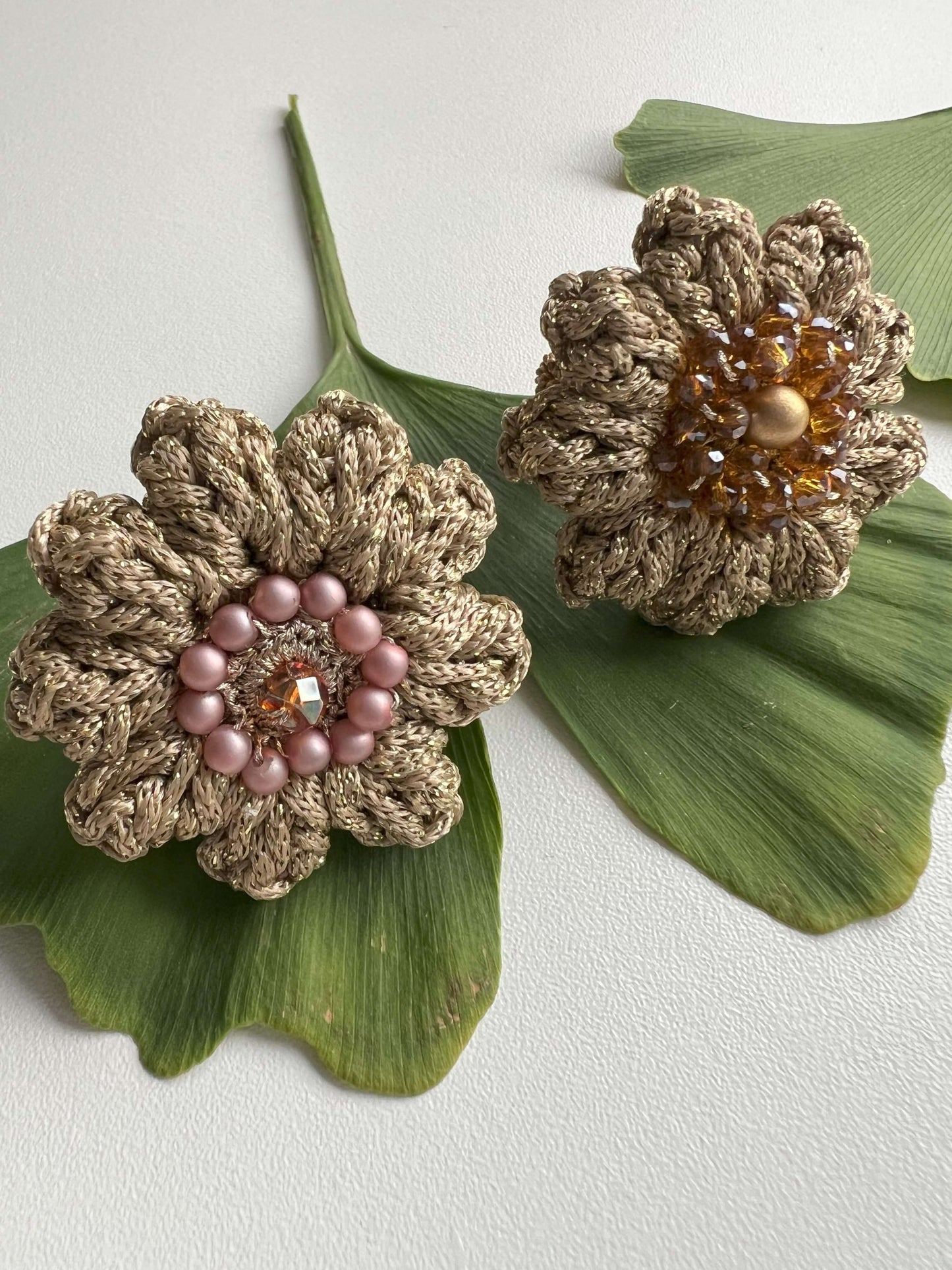 Anello elastico artigianale Fiore di Vita, perfetto come idea regalo di Natale per lei. Realizzato all'uncinetto e ispirato alla natura, questo anello floreale unisce eleganza e comfort in un design unico e sostenibile, ideale per chi ama accessori fatti a mano e dettagli raffinati