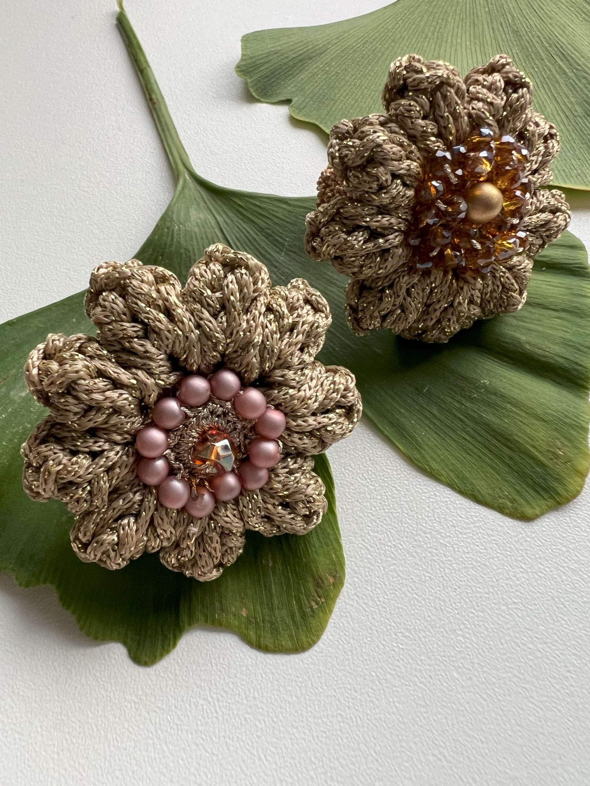 Anello elastico artigianale Fiore di Vita, perfetto come idea regalo di Natale per lei. Realizzato all'uncinetto e ispirato alla natura, questo anello floreale unisce eleganza e comfort in un design unico e sostenibile, ideale per chi ama accessori fatti a mano e dettagli raffinati