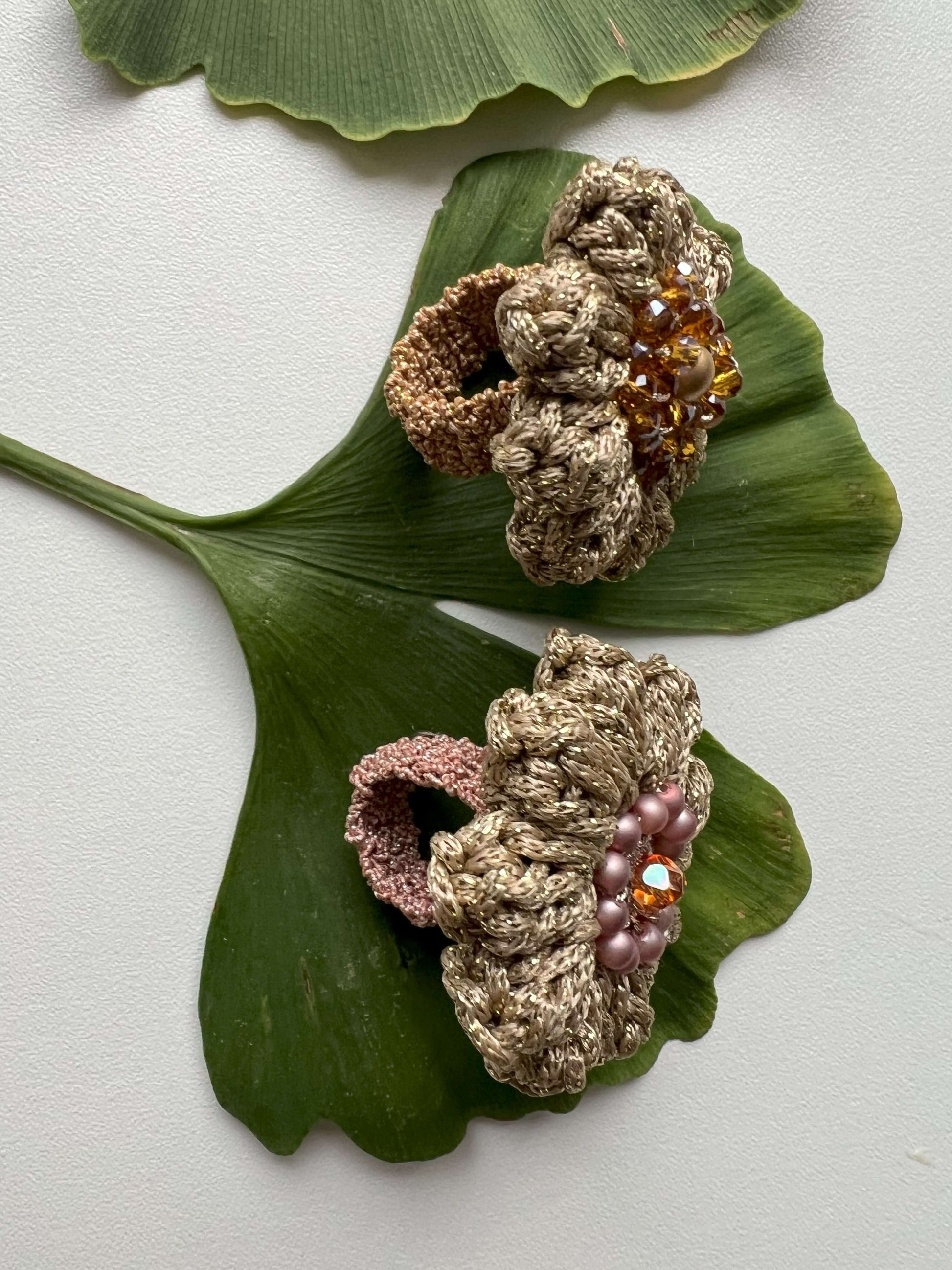 Anello elastico artigianale Fiore di Vita, perfetto come idea regalo di Natale per lei. Realizzato all'uncinetto e ispirato alla natura, questo anello floreale unisce eleganza e comfort in un design unico e sostenibile, ideale per chi ama accessori fatti a mano e dettagli raffinati