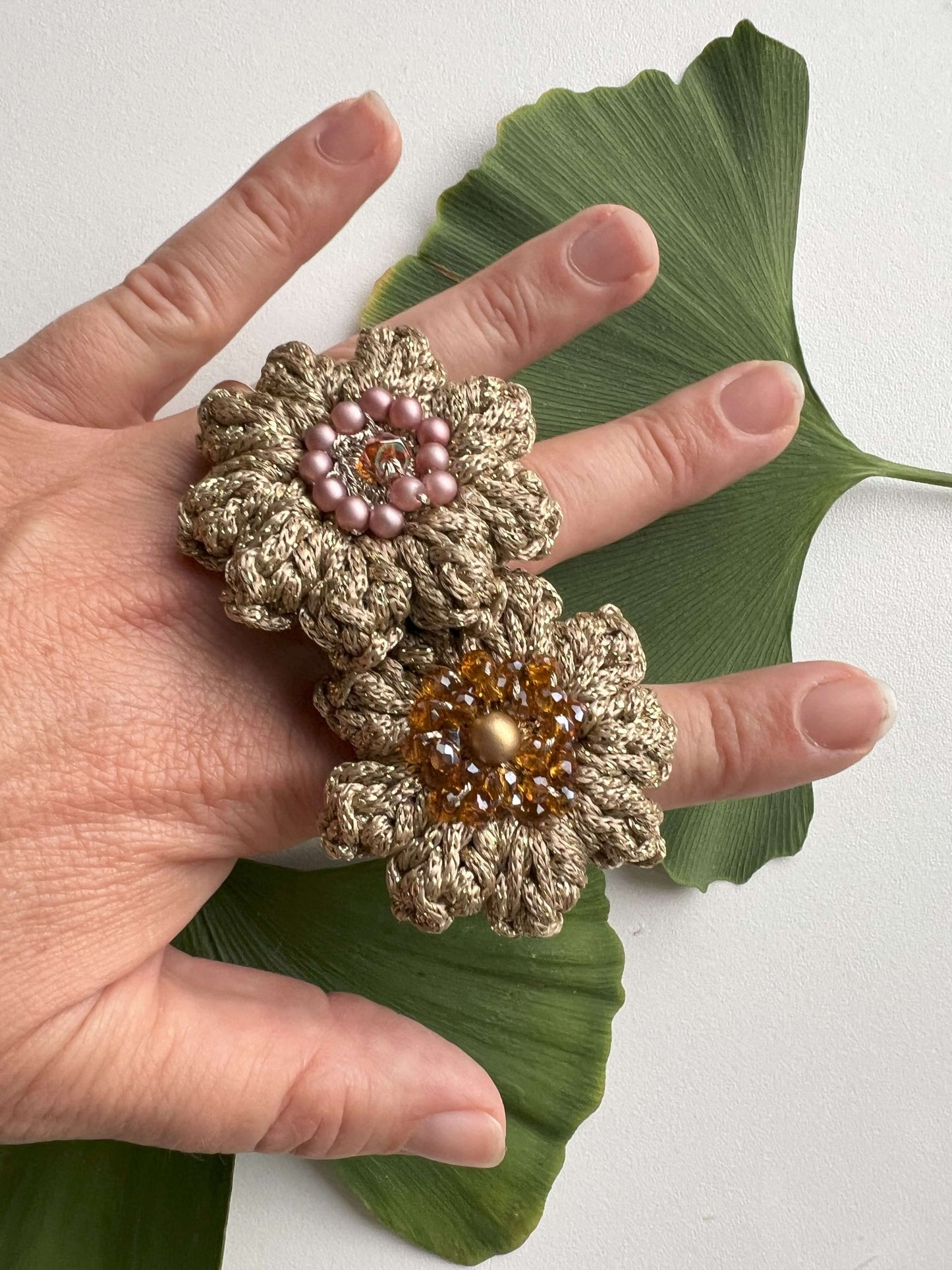 Anello elastico artigianale Fiore di Vita, perfetto come idea regalo di Natale per lei. Realizzato all'uncinetto e ispirato alla natura, questo anello floreale unisce eleganza e comfort in un design unico e sostenibile, ideale per chi ama accessori fatti a mano e dettagli raffinati