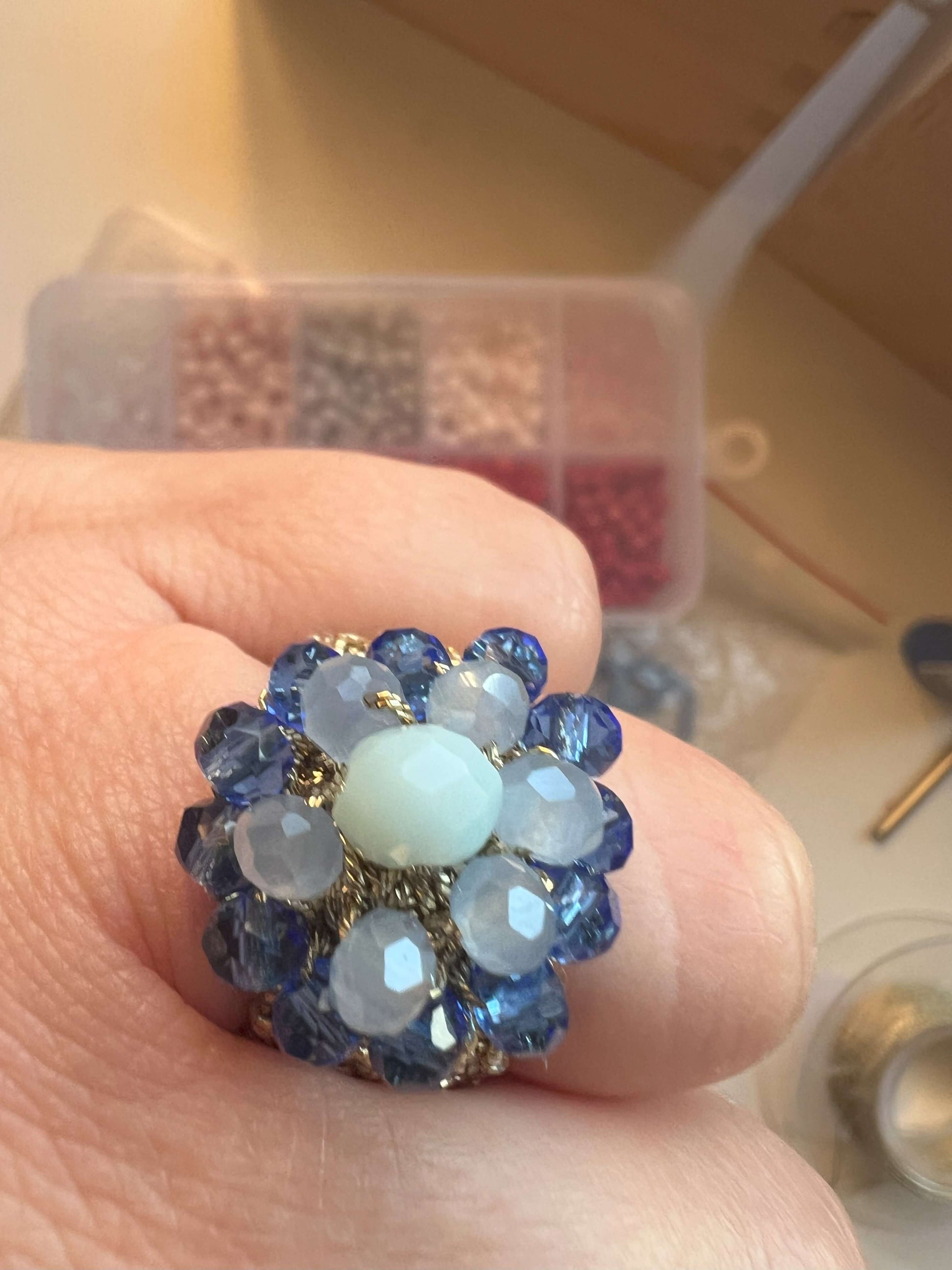 Anello elastico con cristalli a forma di fiore – Eleganza e comfort per ogni occasione