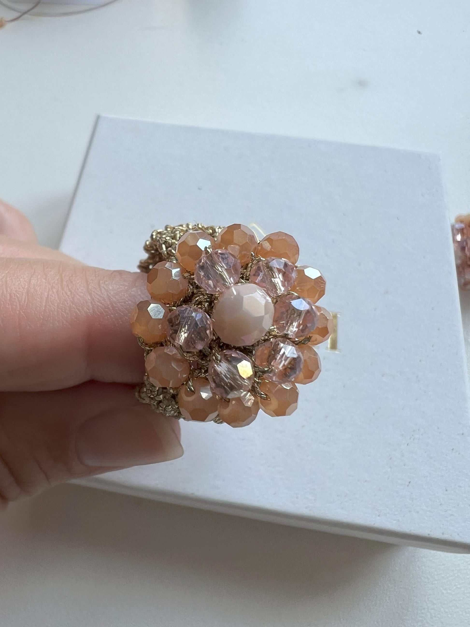 Anello regolabile filati italiani cristalli scintillanti fatto mano. Gioiello artigianale morbido leggero elegante. Accessorio unico donna stile casual chic