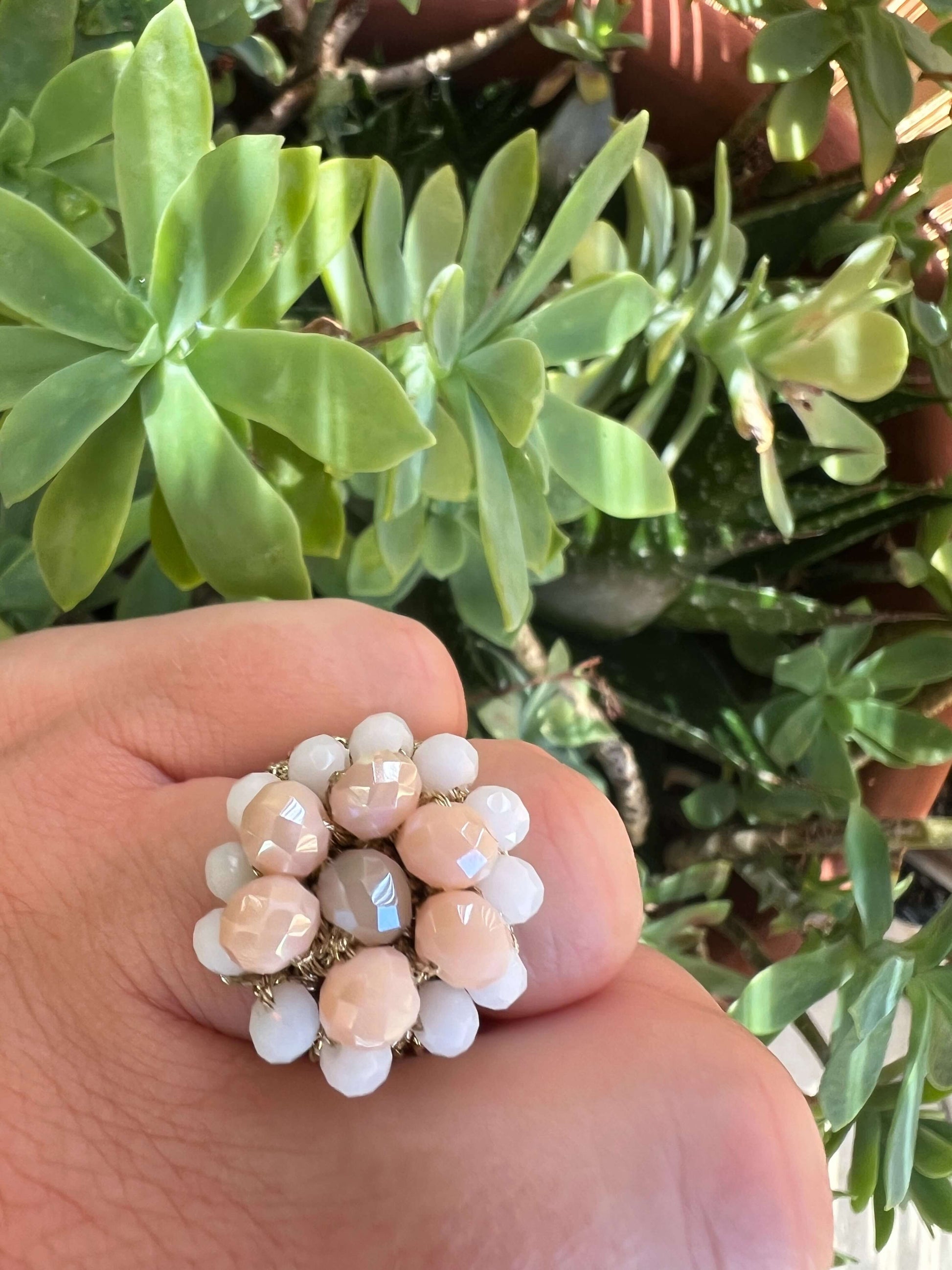 Anello color biscotto con cristalli bianchi luminosi e intreccio di filati italiani. Eleganza e stile in un accessorio unico.