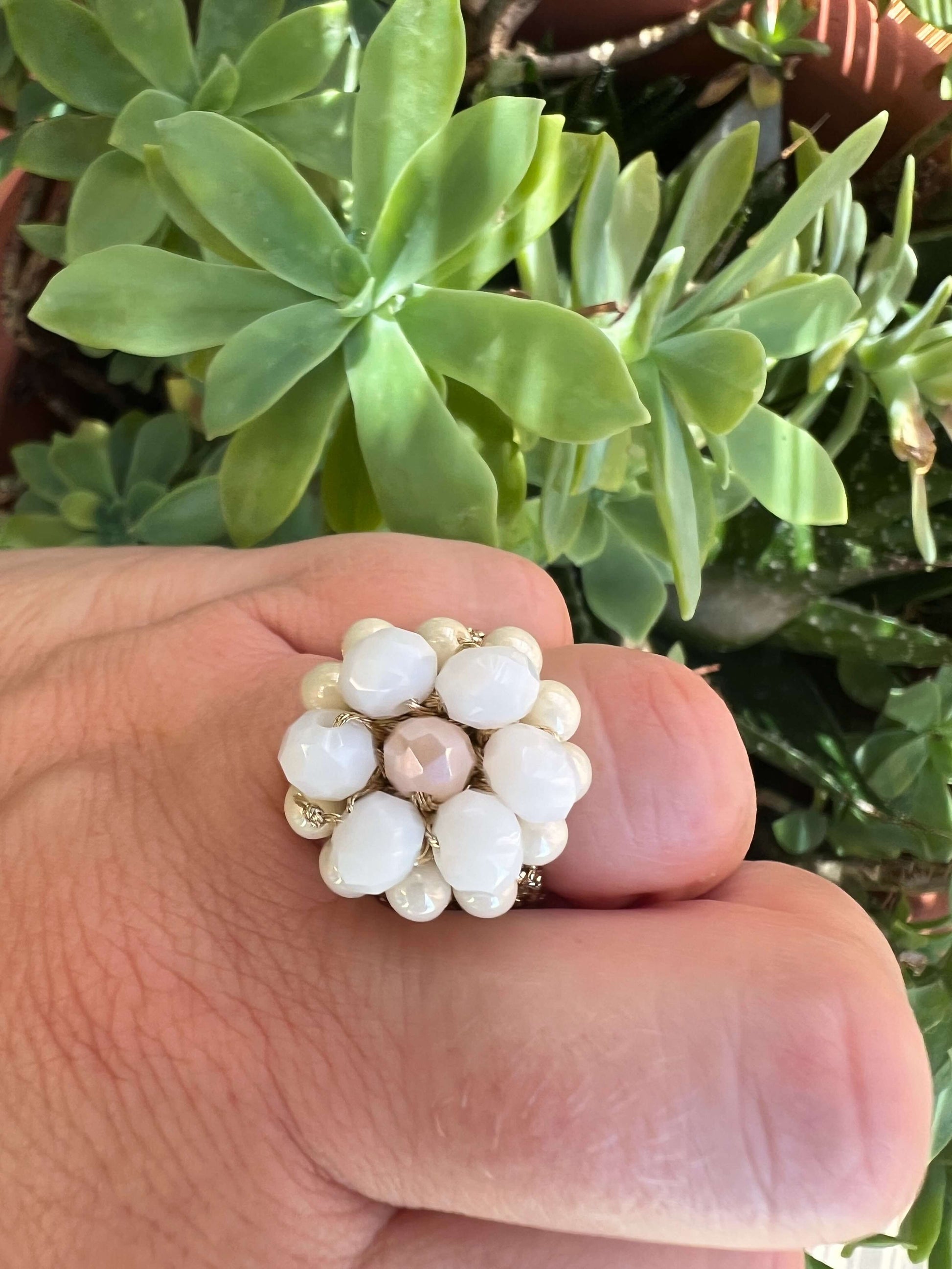 Anello artigianale con perle boho crema e filati italiani pregiati. Leggero e raffinato, dona luce e unicità ad ogni tuo look.