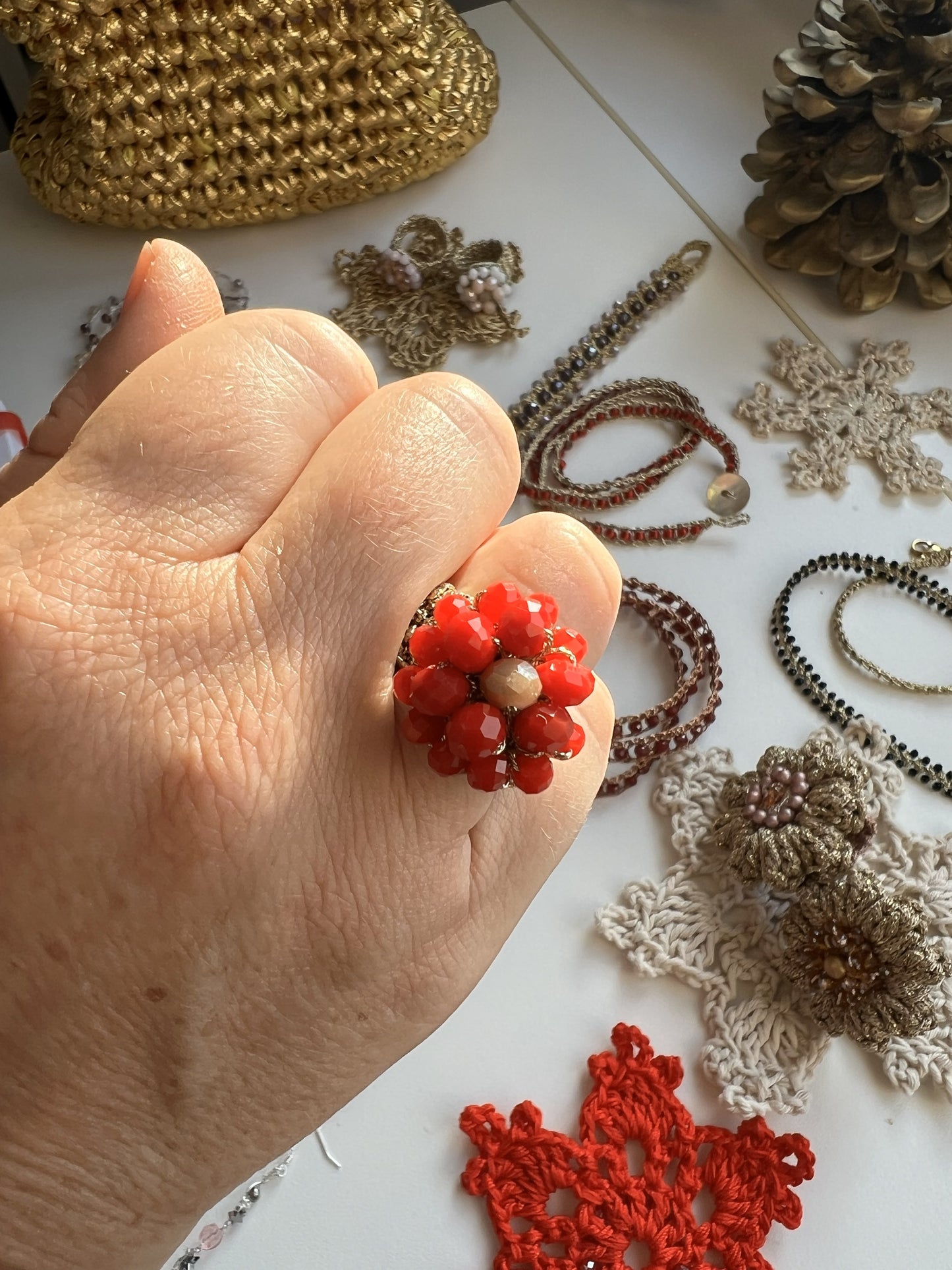 Anello elastico tessile natalizio con ristalli rossi, perfetto per capelli e outfit festivi. Stile elegante e scintillante per il Natale.