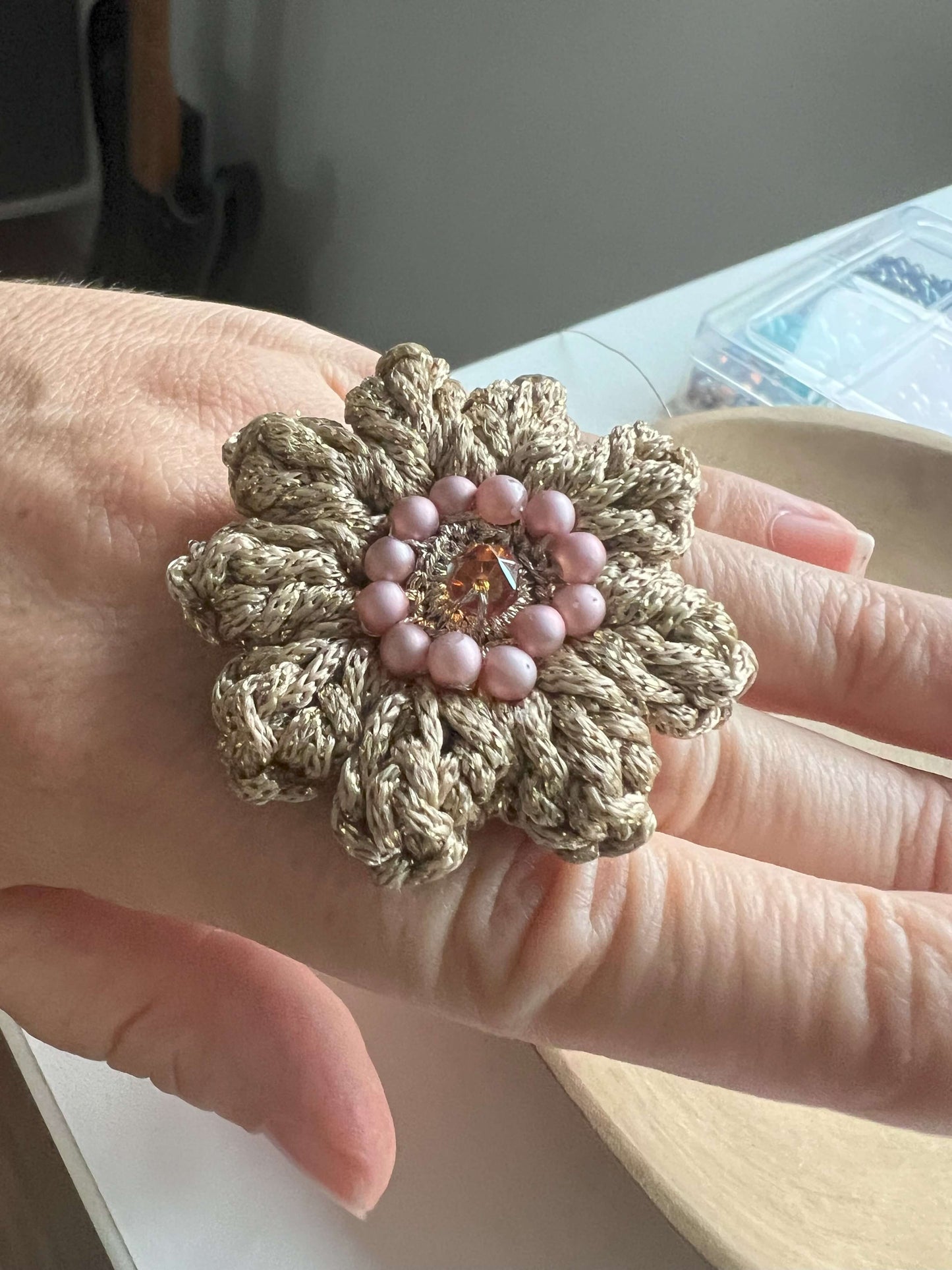 Anello elastico artigianale Fiore di Vita, perfetto come idea regalo di Natale per lei. Realizzato all'uncinetto e ispirato alla natura, questo anello floreale unisce eleganza e comfort in un design unico e sostenibile, ideale per chi ama accessori fatti a mano e dettagli raffinati