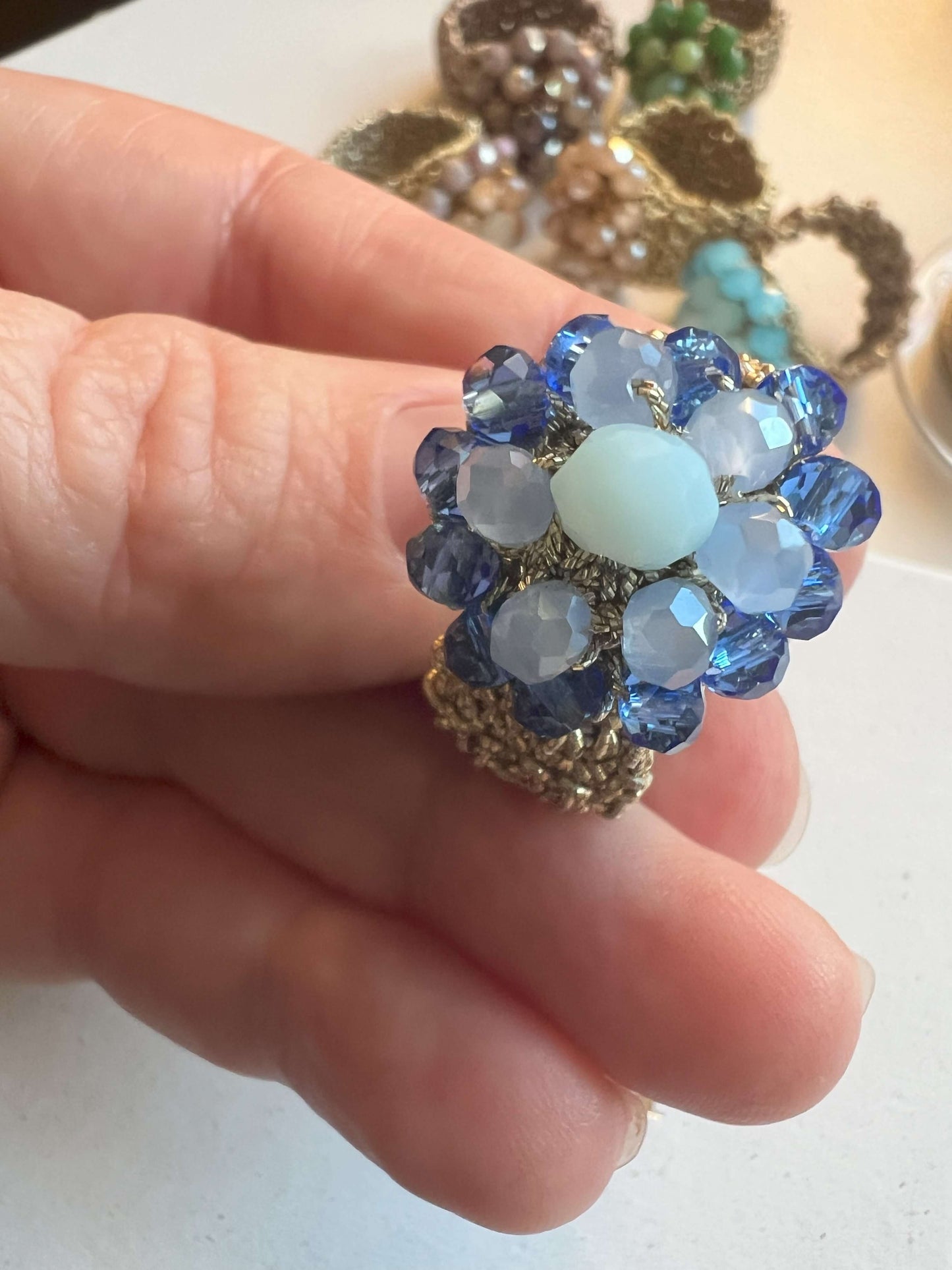 Anello elastico con cristalli a forma di fiore azzurro fafiki