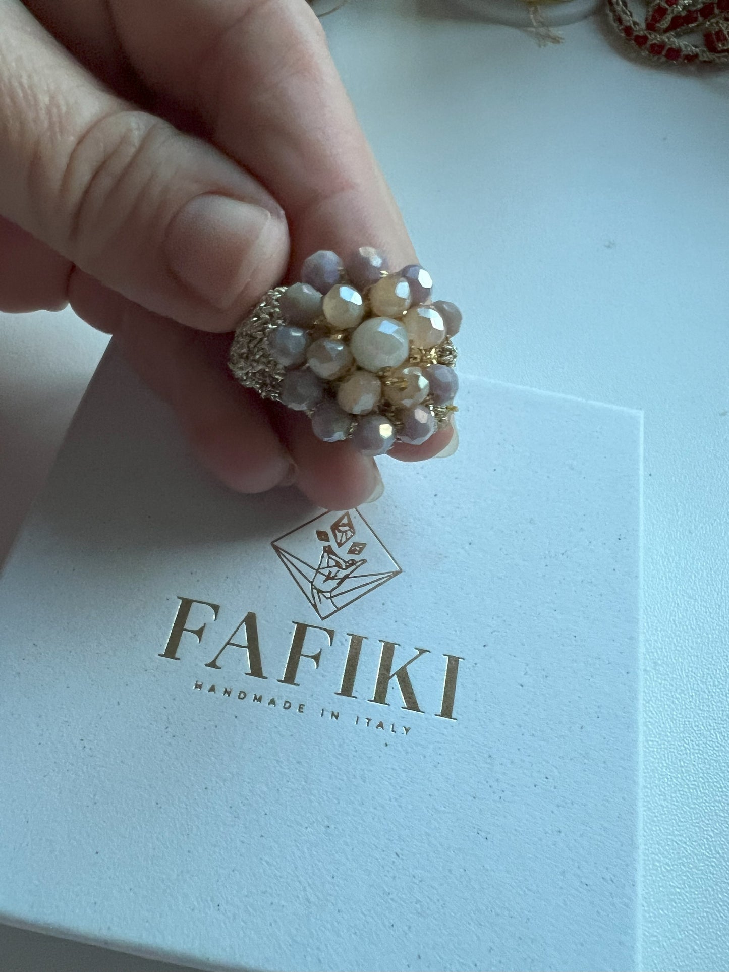 Scopri l'eleganza degli anelli elastici: gioielli raffinati e versatili che si adattano perfettamente al tuo stile. Comfort, color beige