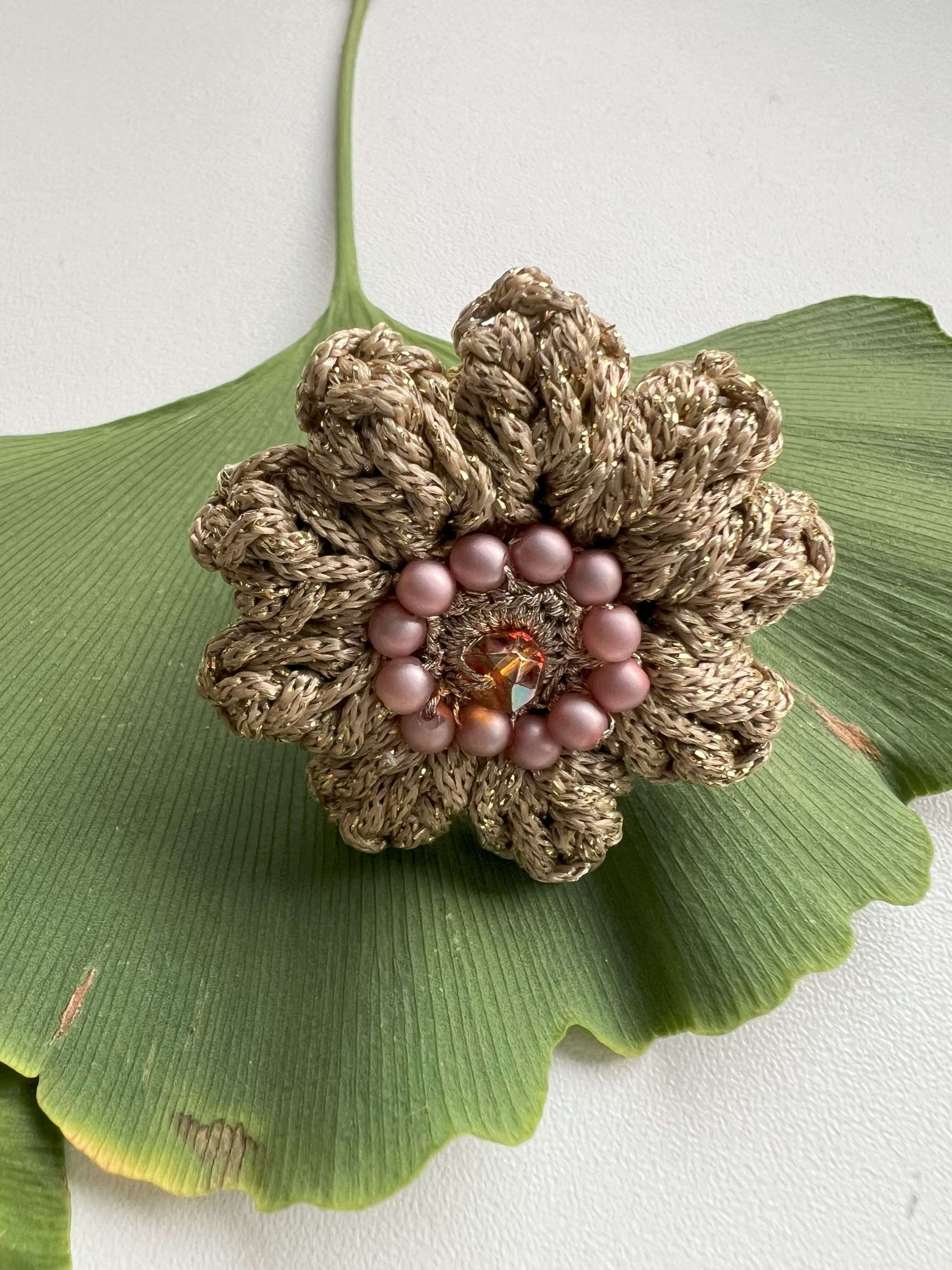 Anello elastico artigianale Fiore di Vita, realizzato all'uncinetto, ispirato alla natura, con design floreale unico per un look elegante e sostenibile