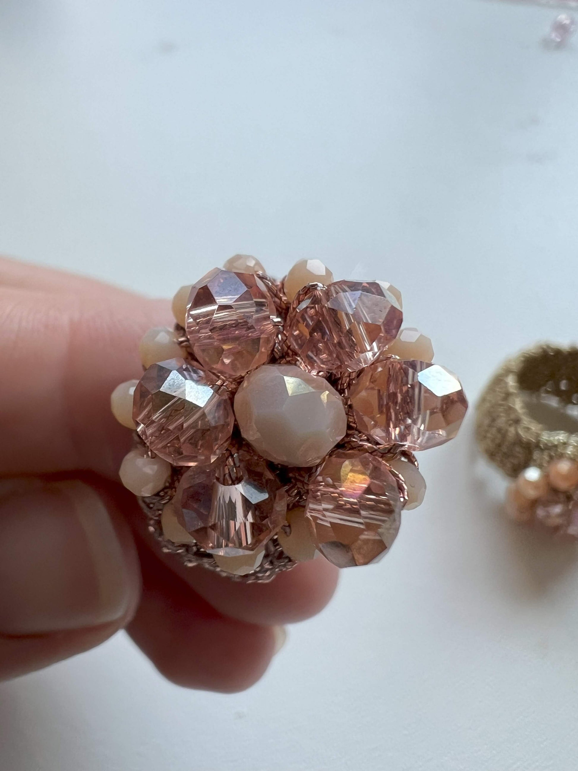 Anello artigianale cristalli brillanti filato pregiato italiano. Gioiello regolabile handmade leggero. Accessorio elegante donna casual raffinato unico