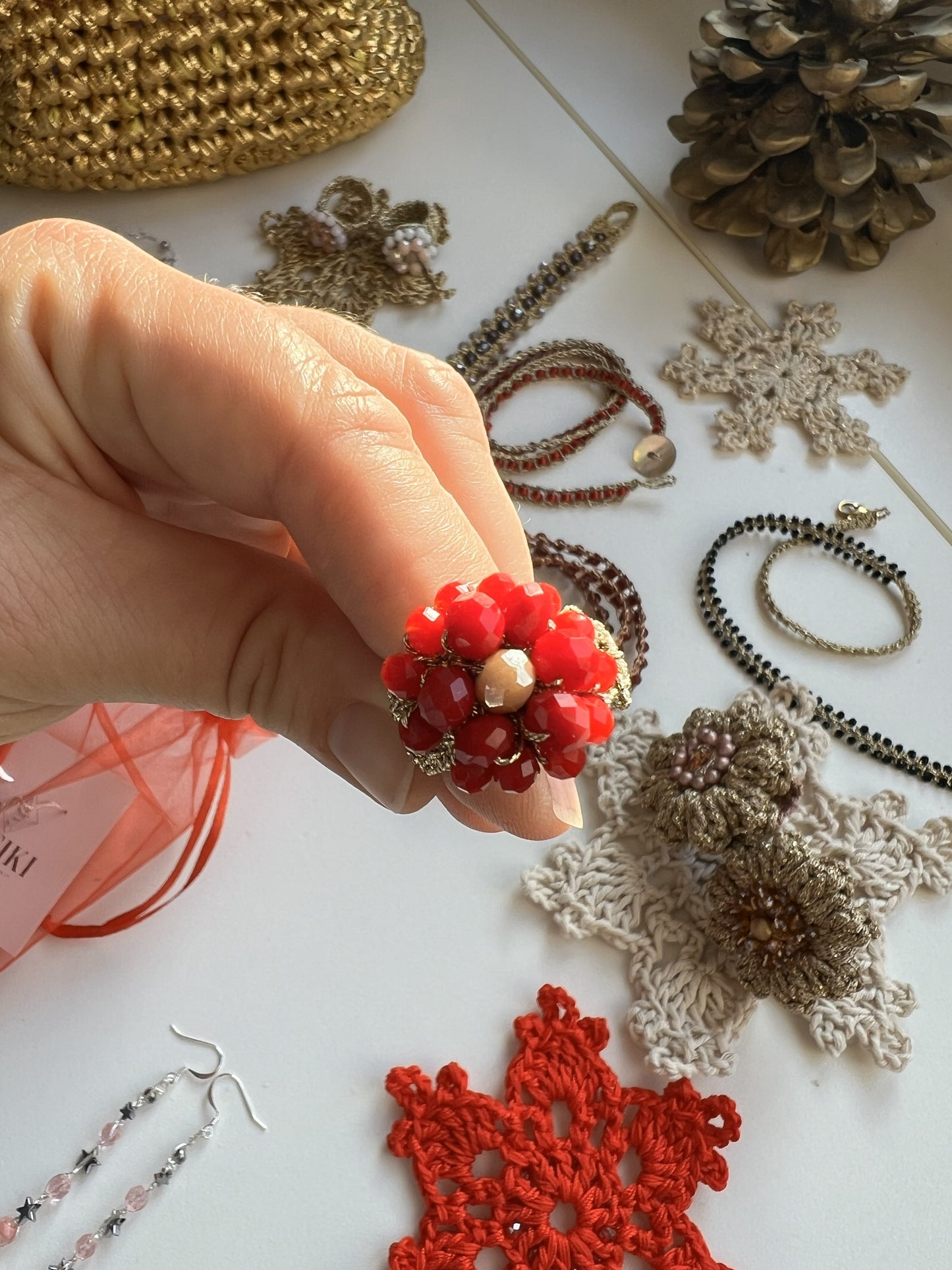 Elegante anello elastico tessile con dettagli rossi natalizi. Ideale per acconciature festive e look di Natale brillanti.