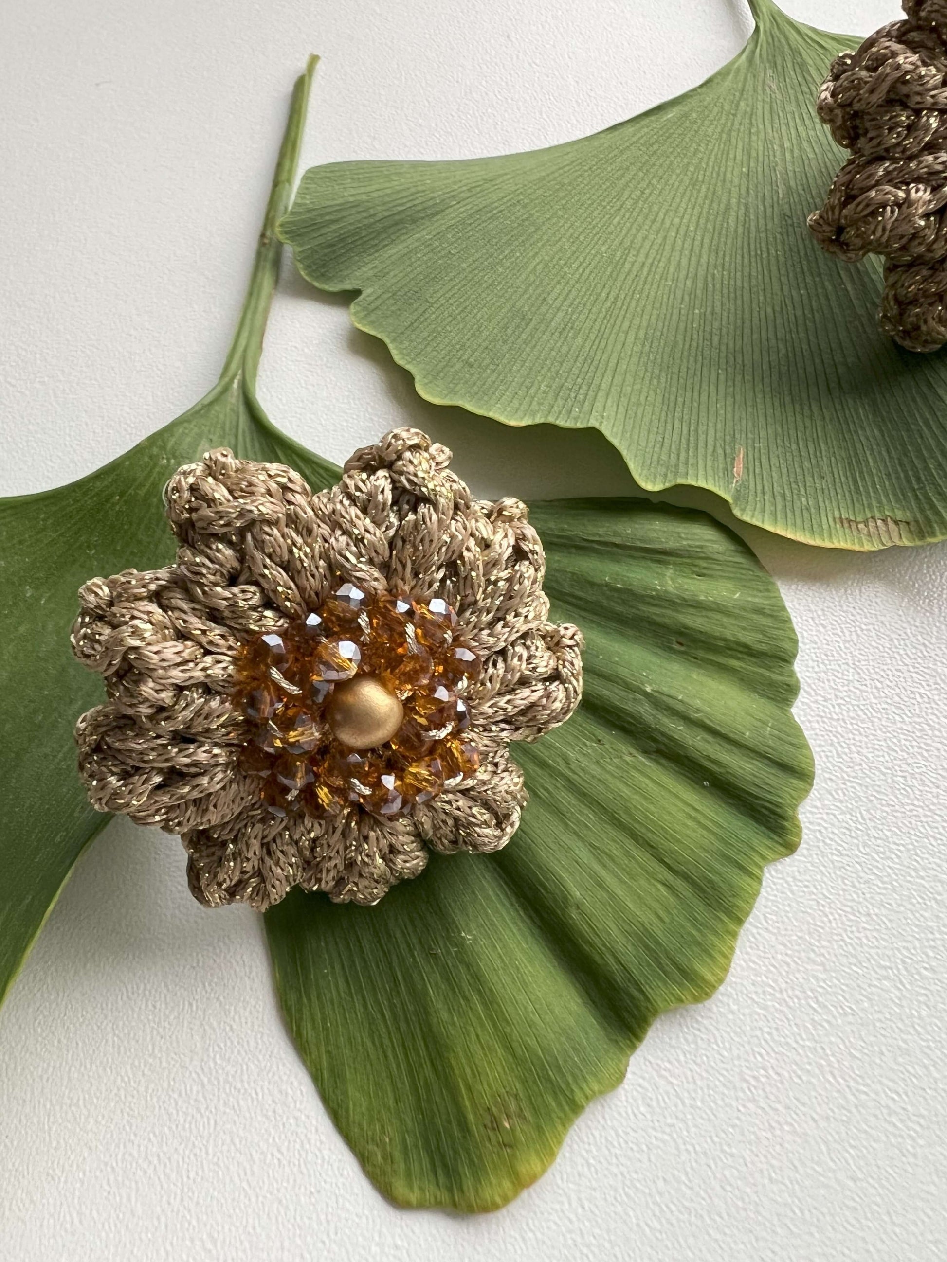 Anello elastico artigianale Fiore di Vita, perfetto come idea regalo di Natale per lei. Realizzato all'uncinetto e ispirato alla natura, questo anello floreale unisce eleganza e comfort in un design unico e sostenibile, ideale per chi ama accessori fatti a mano e dettagli raffinati