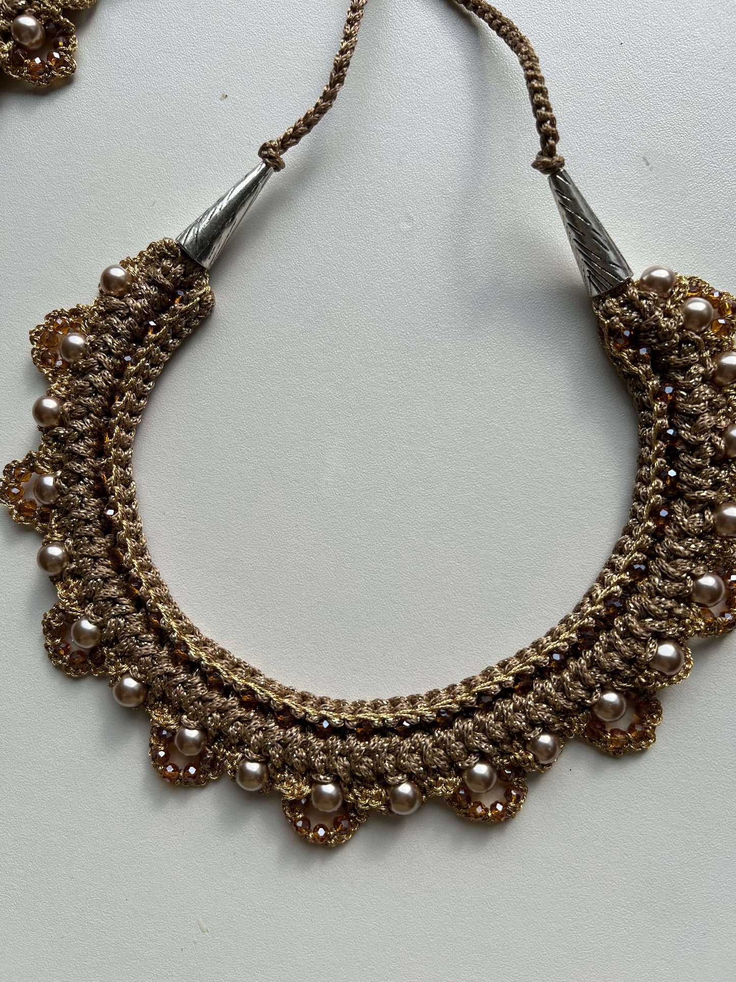 Collier Aurora Boreale: eleganza naturale e stile sofisticato. Ideale per eventi speciali, esalta il tuo look con collier color oro fafiki