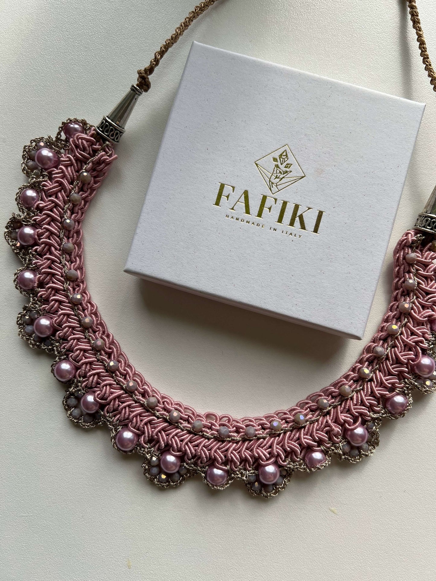 Collier Aurora Boreale: eleganza naturale e stile sofisticato. Ideale per eventi speciali, esalta il tuo look con un tocco di lusso color rosa