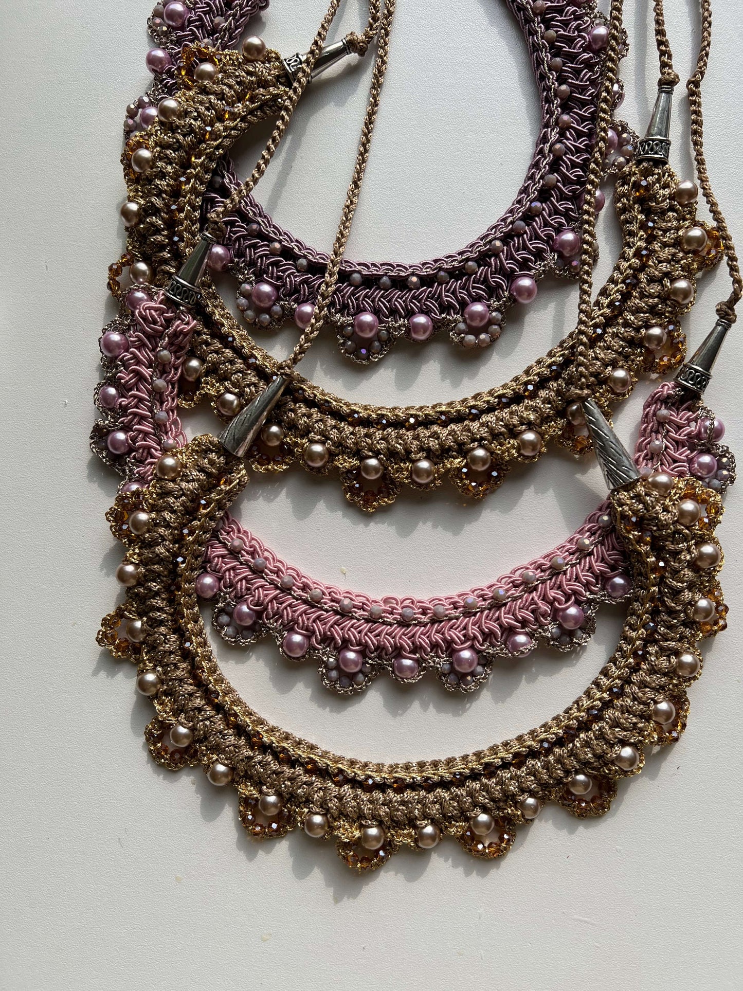 Collier Aurora Boreale: eleganza naturale e stile sofisticato. Tre possibilità di colori oro, viola, rosa