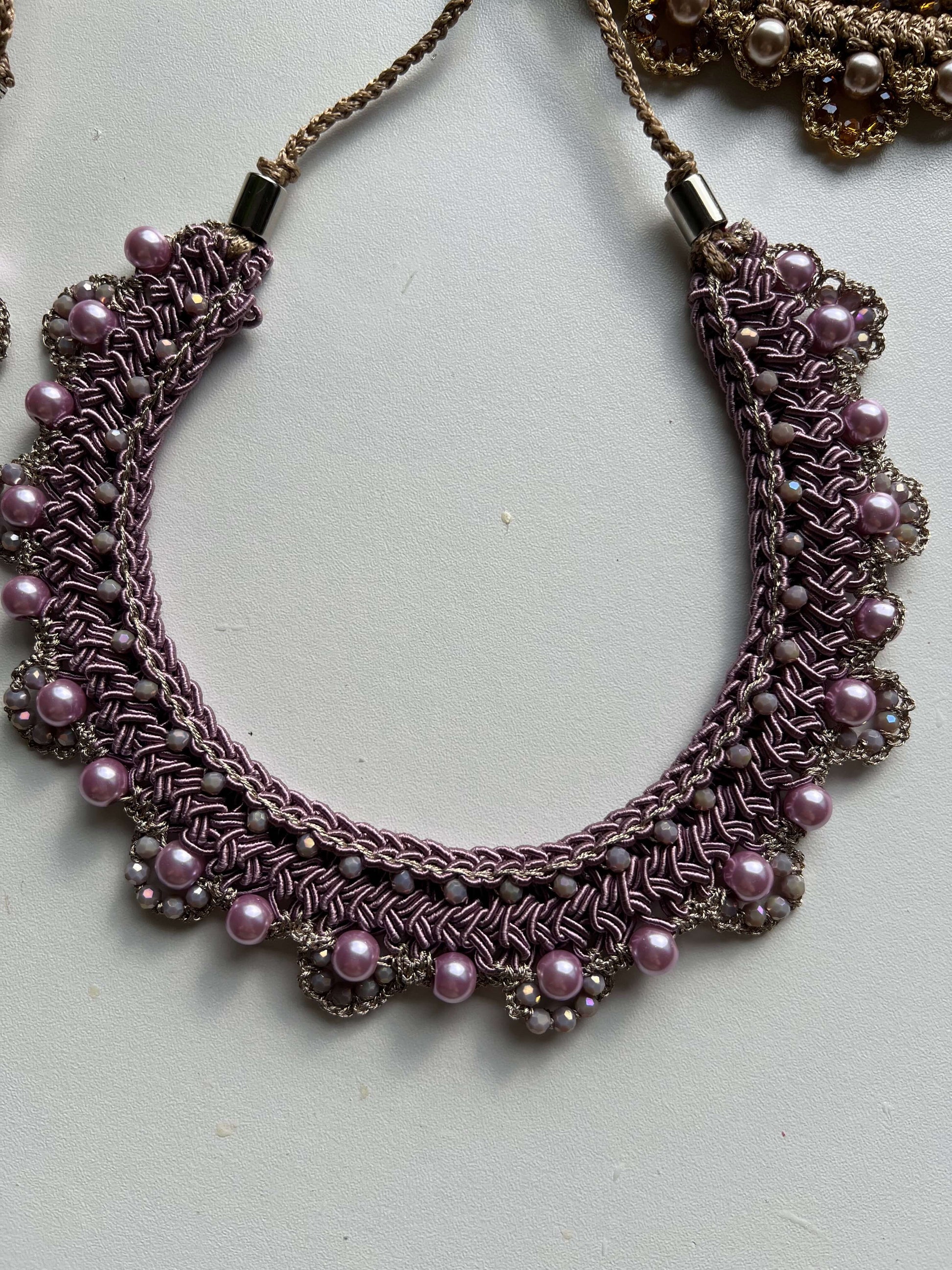 Collier Aurora Boreale: eleganza naturale e stile sofisticato. Ideale per eventi speciali, esalta il tuo look con bellissimo viola