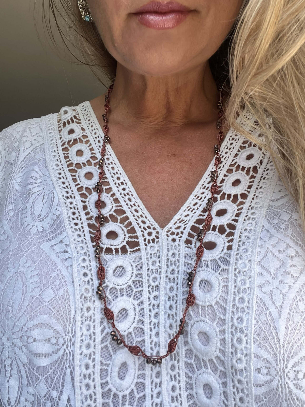 Collana marrone e bronzo fatta a mano, morbida e anallergica. Senza metallo, da indossare anche come bracciale.