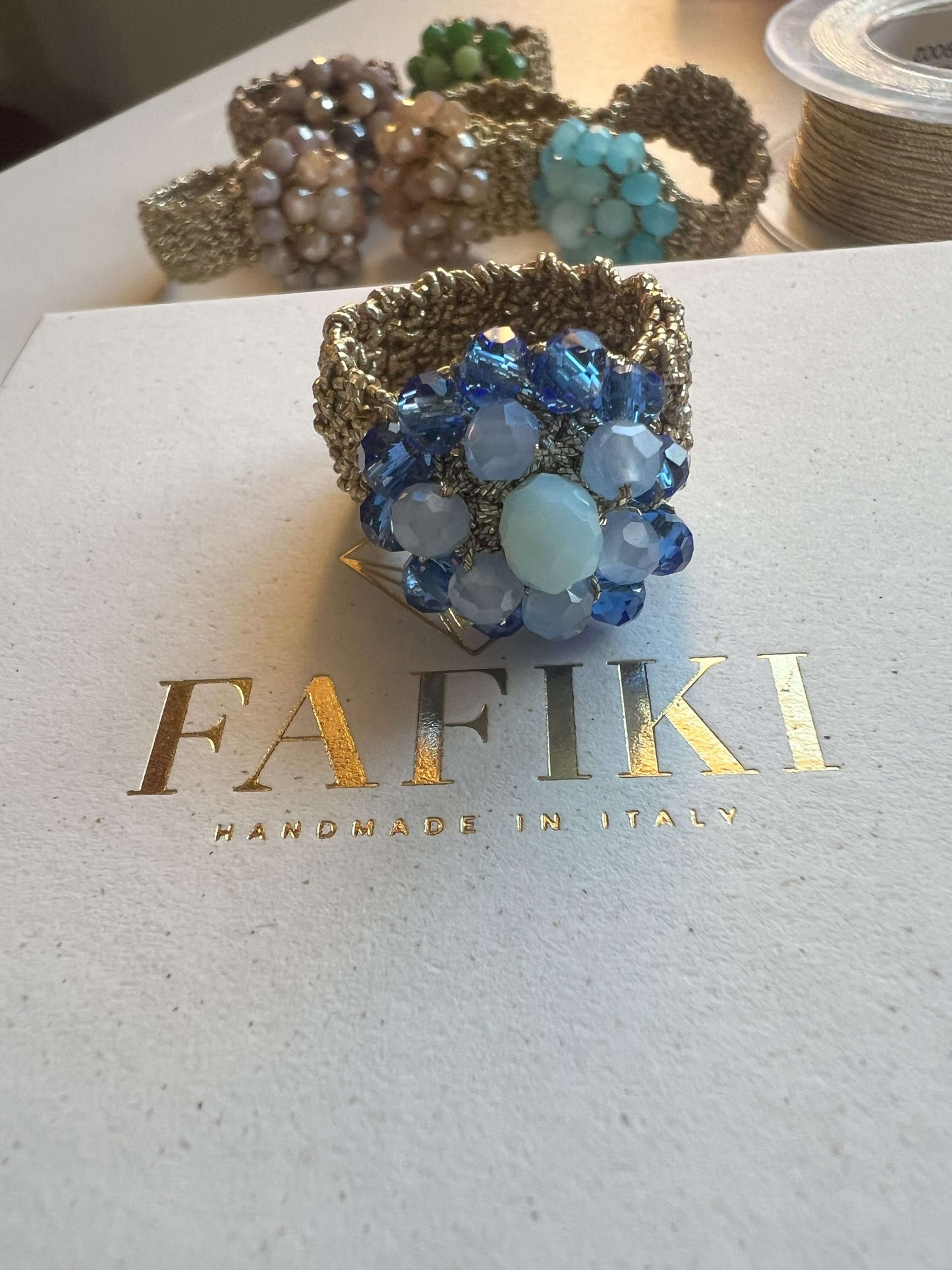 Anello elastico con cristalli a forma di fiore – Eleganza e comfort fafiki