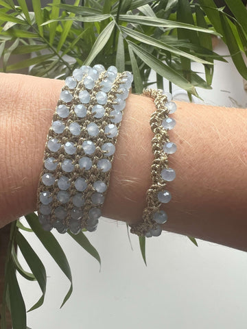 Bracciale boho con cristalli azzurro polvere, cerchi rivestiti e chiusura in acciaio inox. Eleganza naturale per uno stile raffinato e senza tempo. 