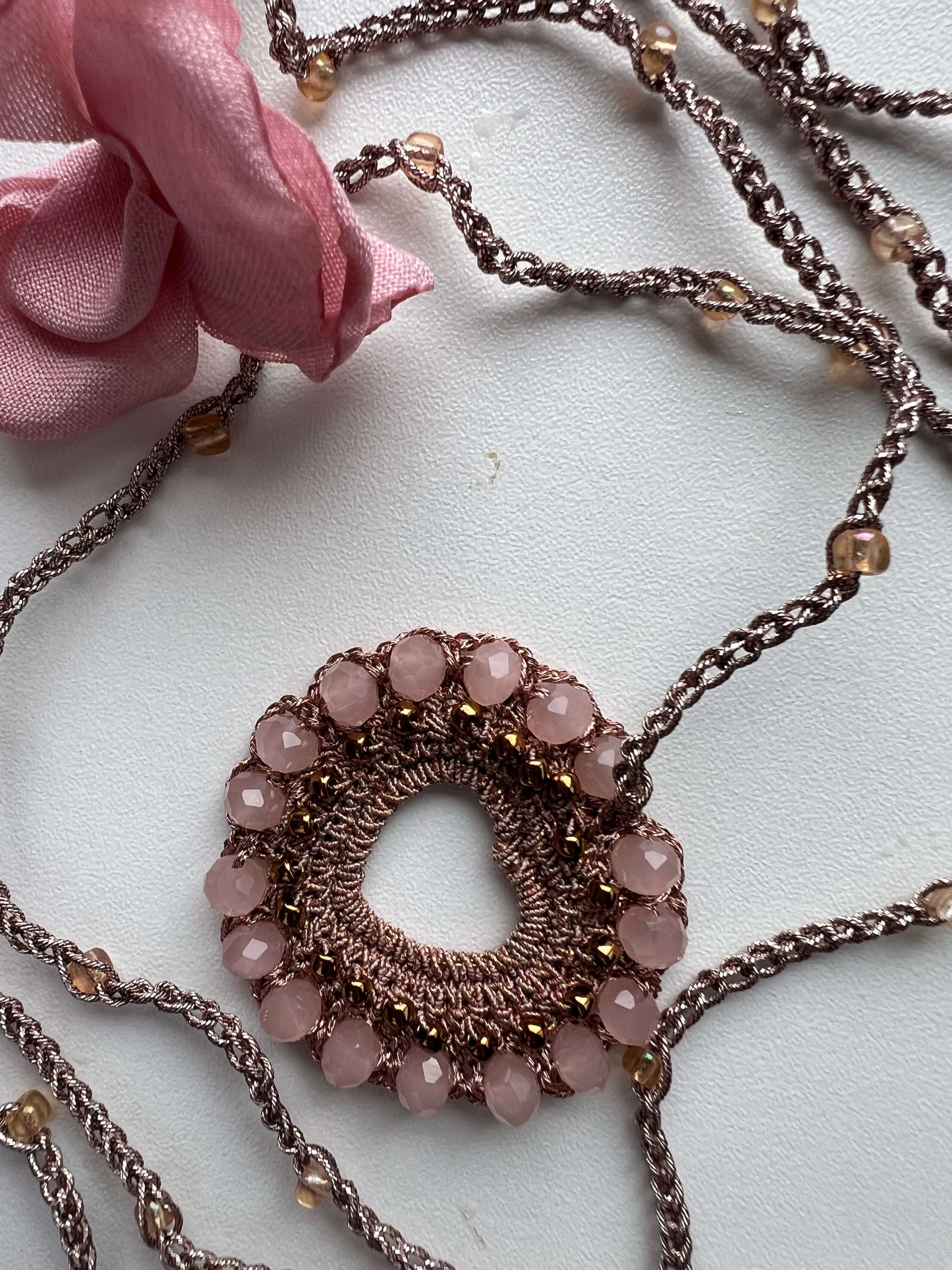 Gioiello donna boho chic con cuore cipria rosa e riflessi rame, collana sali e scendi elegante e versatile per ogni outfit.