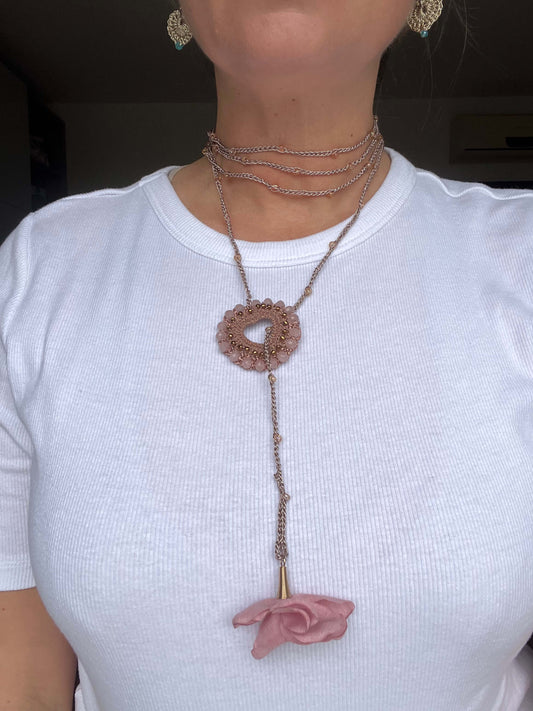 Collana cuore sali e scendi cipria e rame dallo stile boho chic elegante, femminile e raffinata da indossare a più giri.