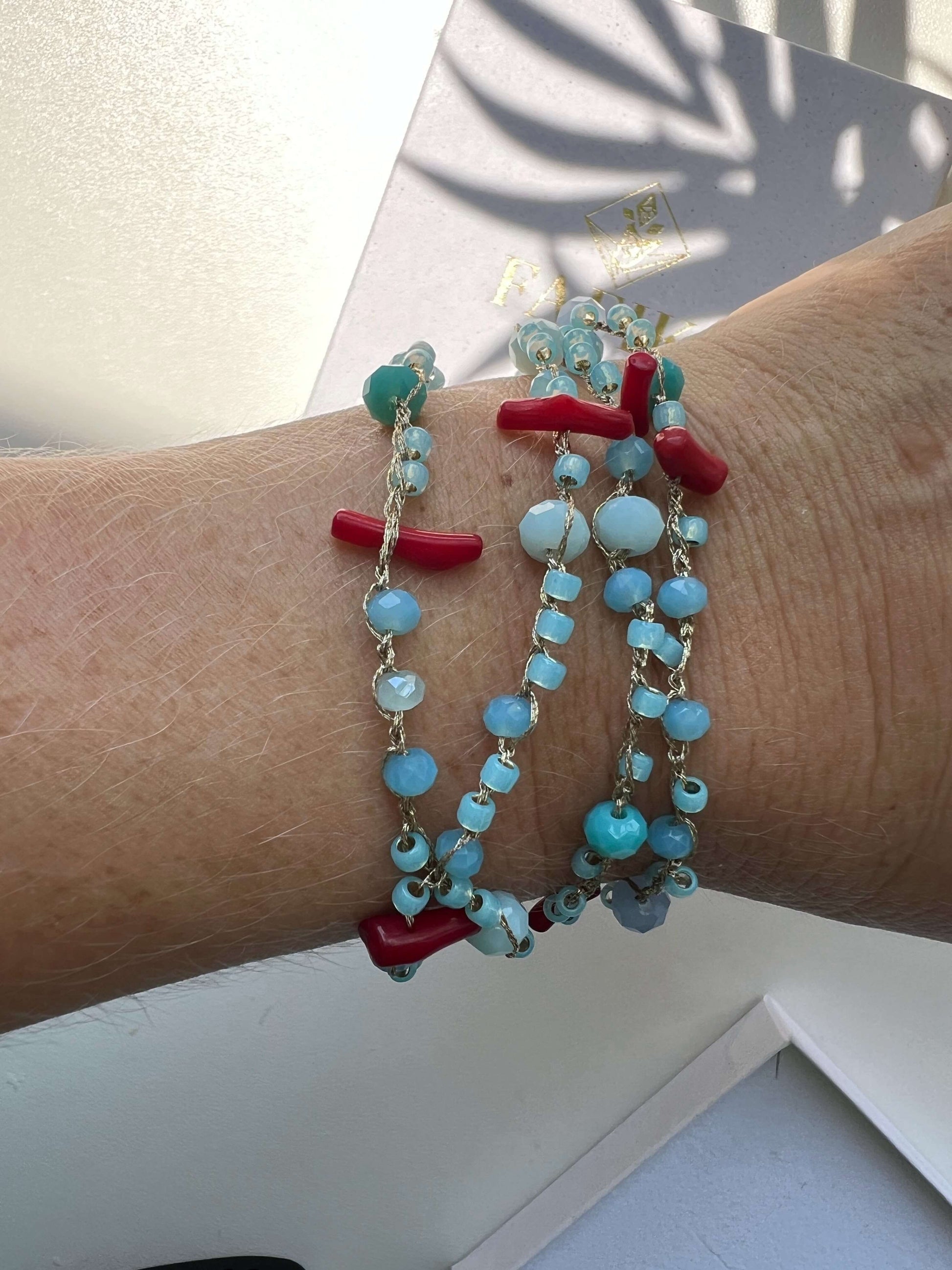 Collana boho chic lunga 80 cm con coralli rossi, cristalli azzurri e perline Toho. Filato italiano leggerissimo, ipoallergenica e senza metalli