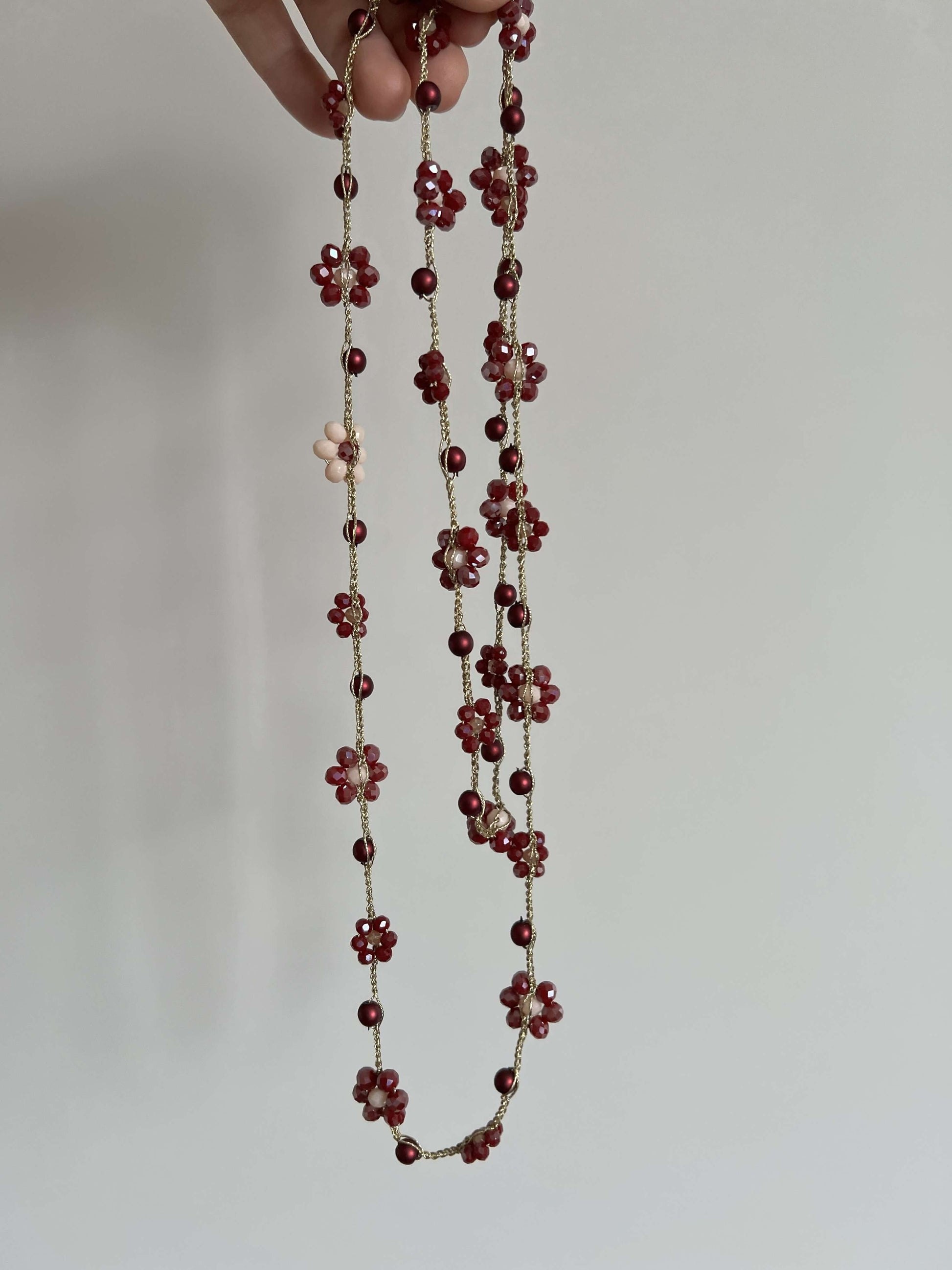 Collana lunga bordò in crochet handmade, gioiello anallergico senza chiusura, accessorio elegante e naturale