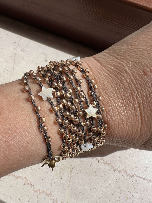 Collana lunga estiva donna Solea con perline giapponesi e stelle di madreperla, elegante e boho multi giro