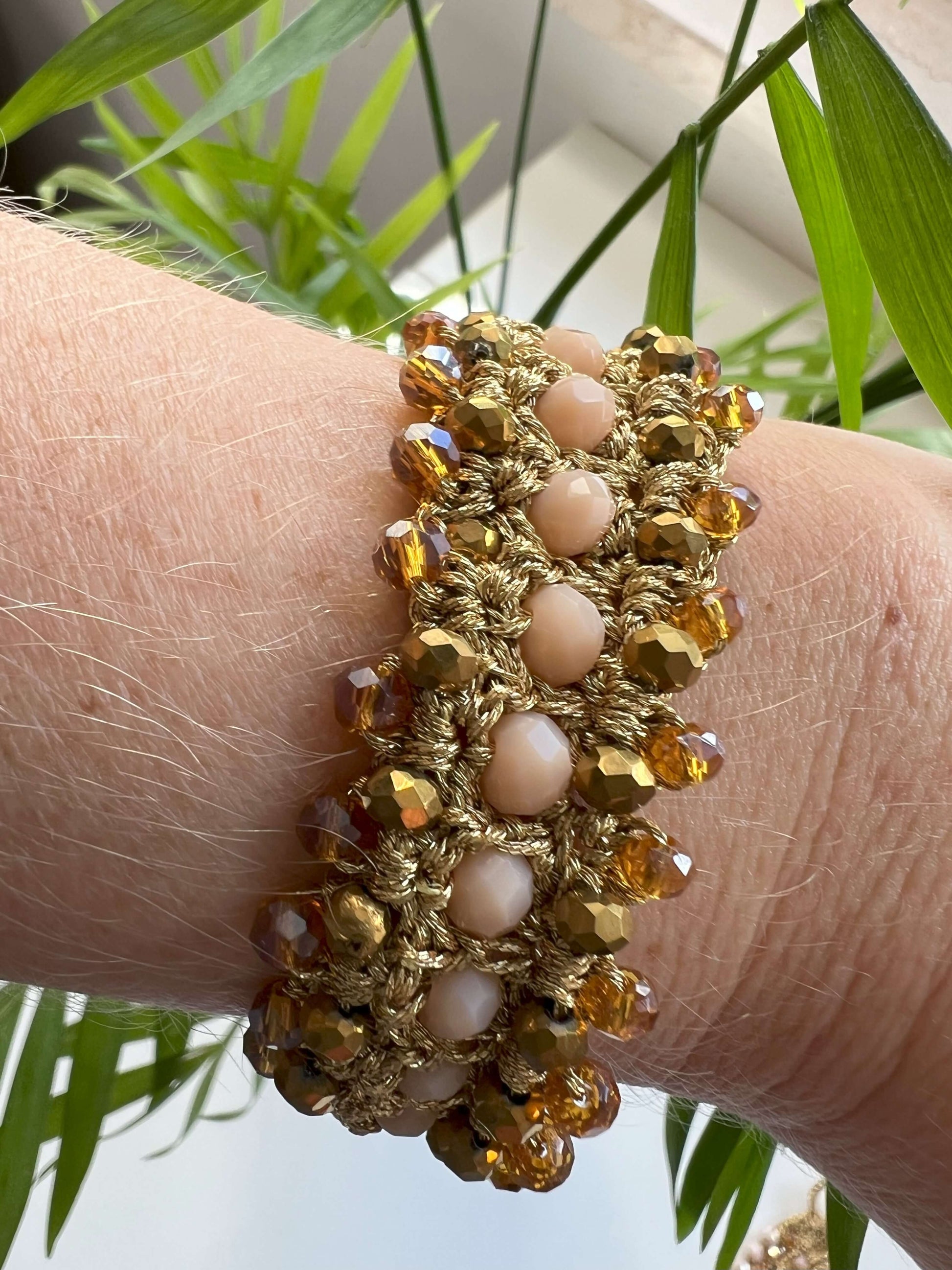 Bracciale onda media, color oro. Un bracciale che si adatta alla tua giornata, dal caffè mattutino al gala serale