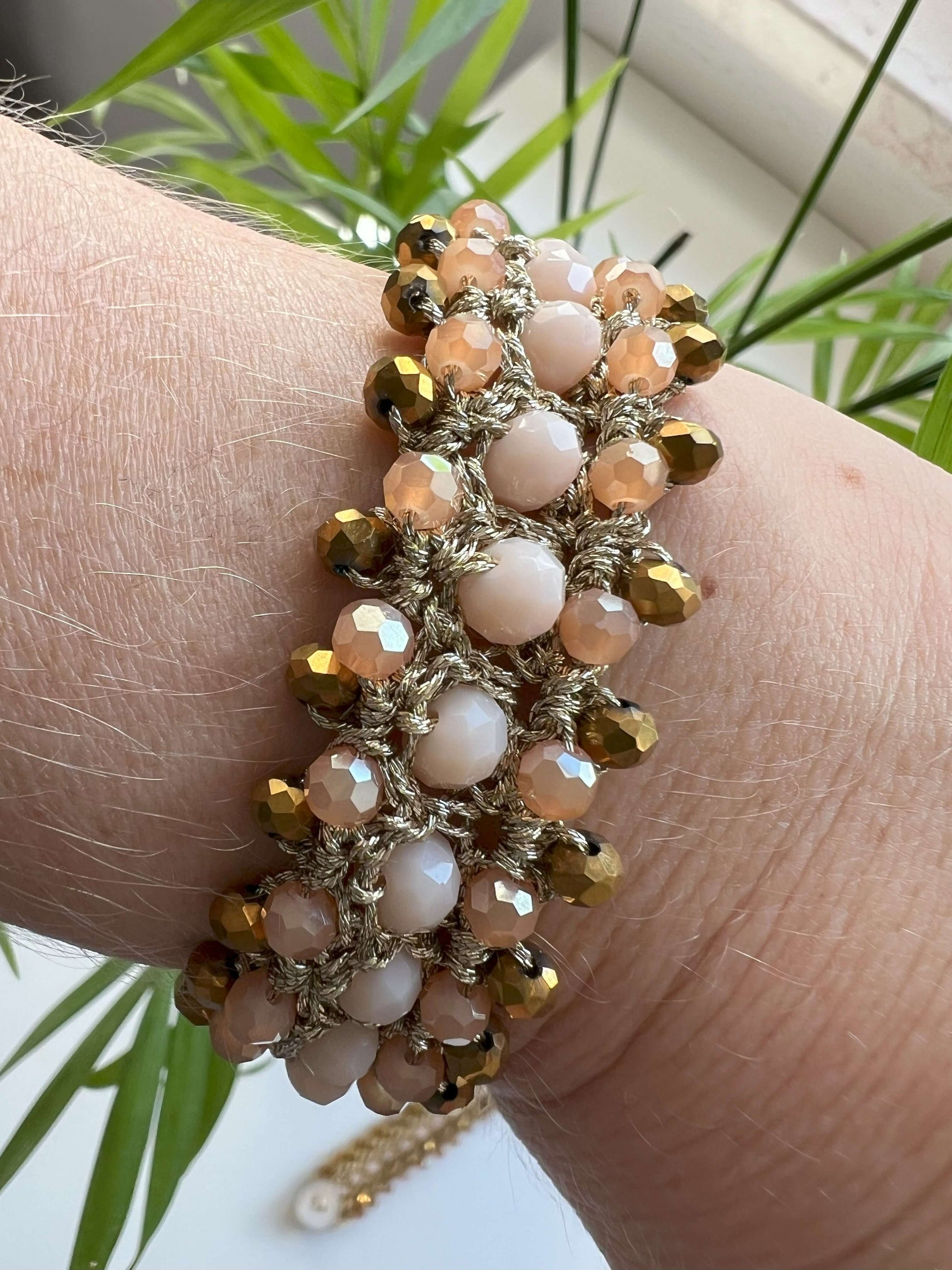 Bracciale onda media oro e crema. Un bracciale che si adatta alla tua giornata, dalla mattina fino la sera