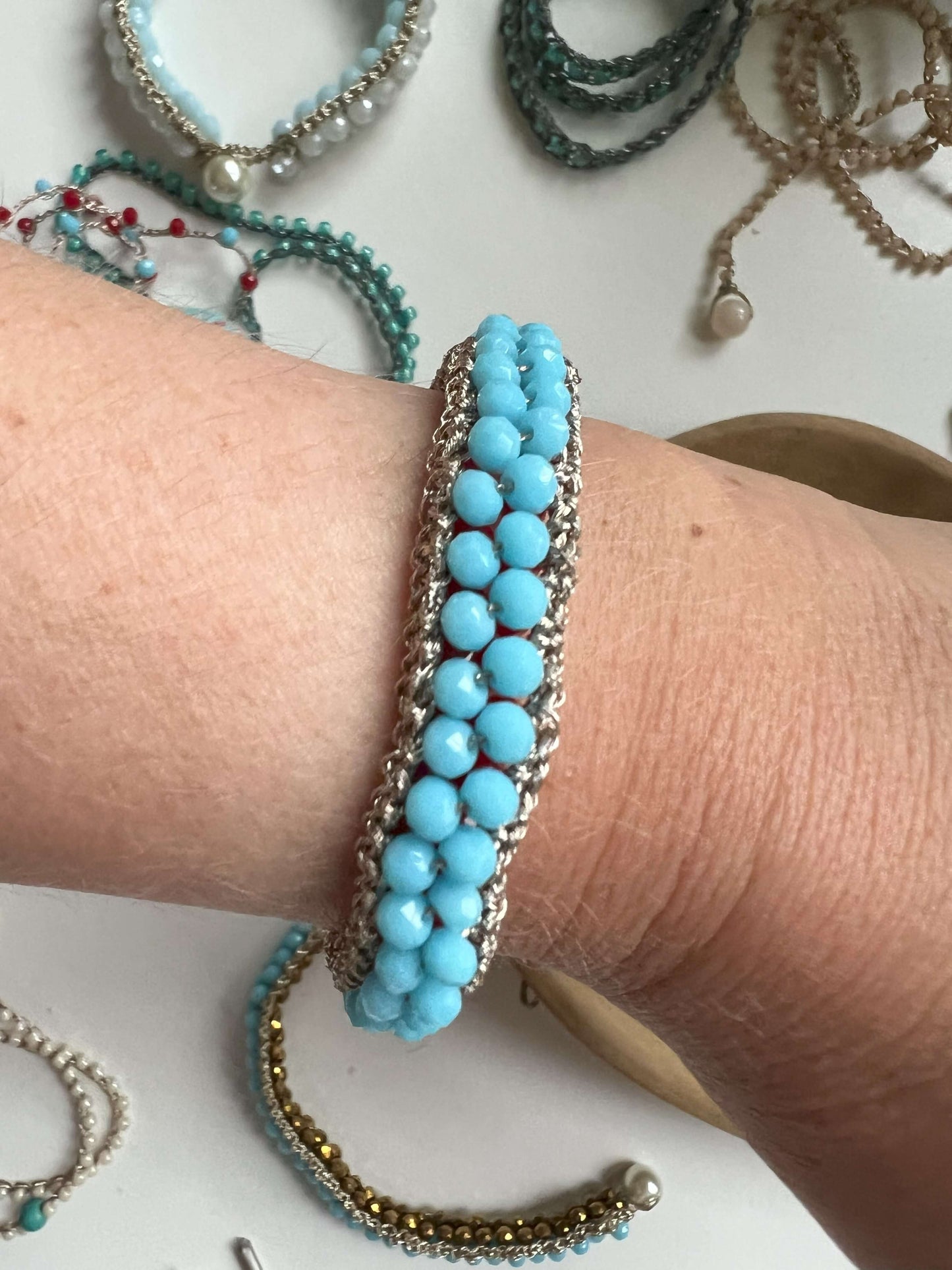 Bracciale double face fatto a mano con cristalli rossi e azzurri, gioiello artigianale reversibile per donna