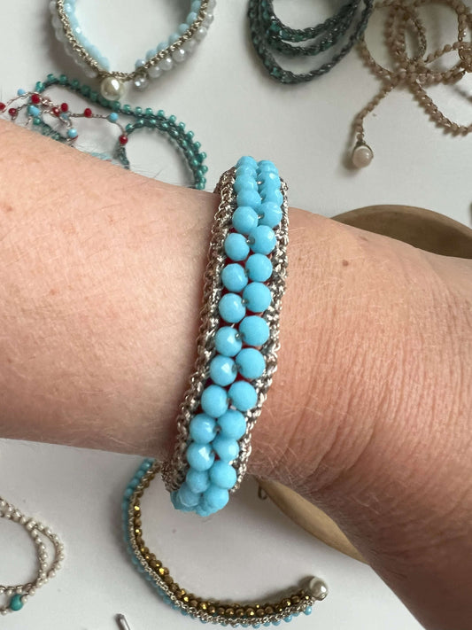 Bracciale double face fatto a mano con cristalli rossi e azzurri, gioiello artigianale reversibile per donna