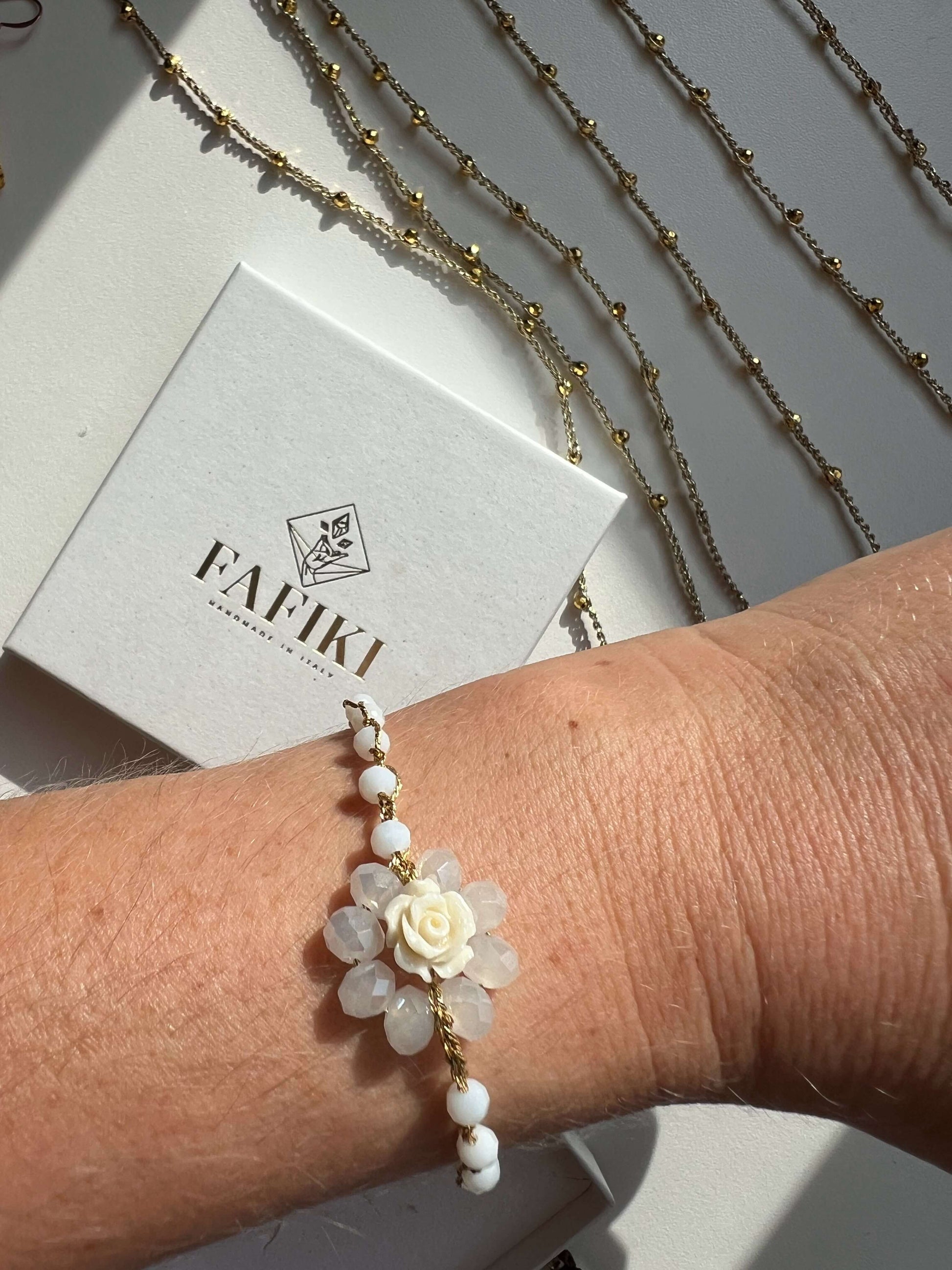 Bracciale elegante regolabile artigianale con cristalli rosa e corallo centrale, perfetto per uno stile raffinato e naturale. Fatto a mano con cura