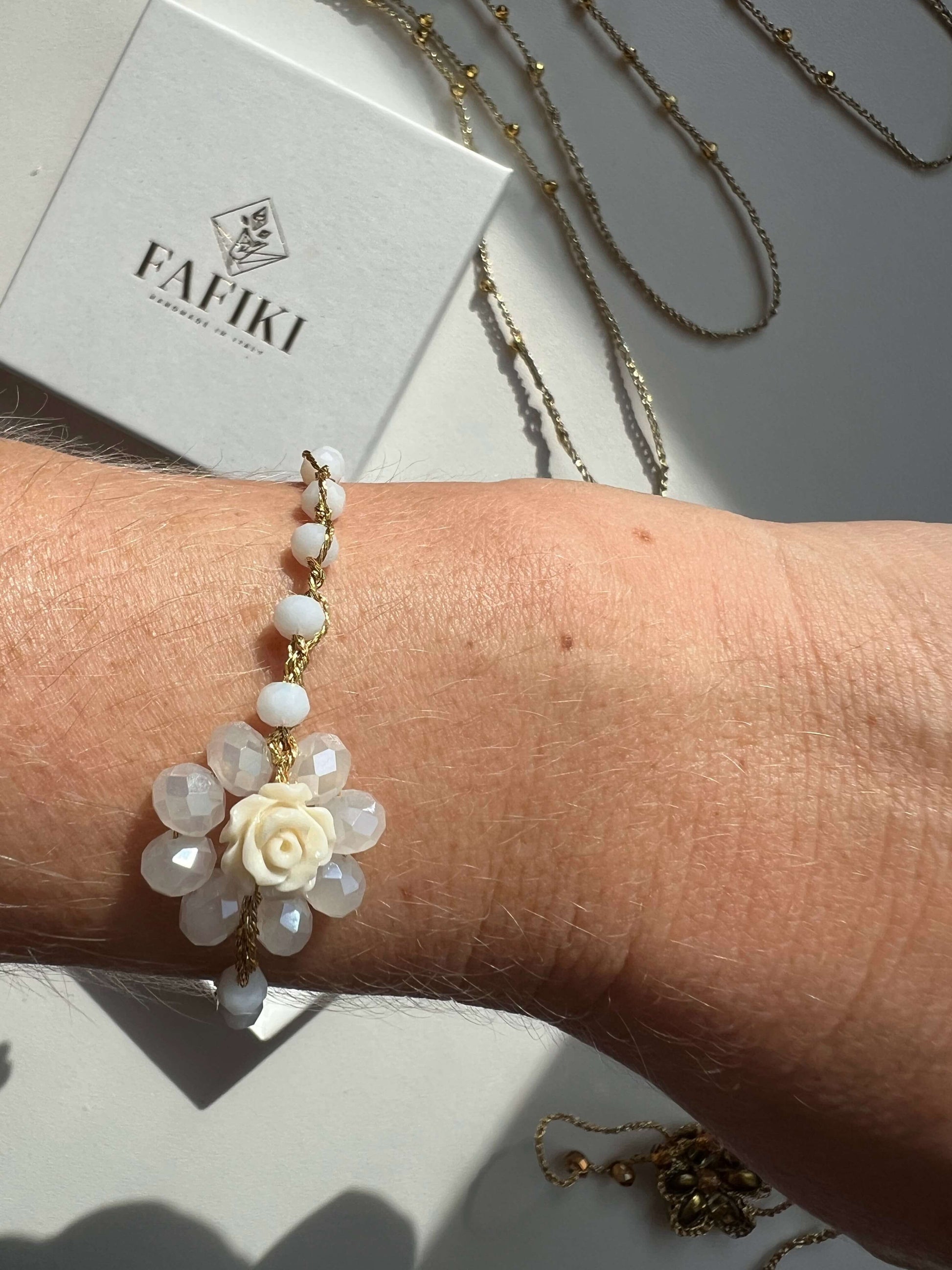Bracciale elegante regolabile artigianale con cristalli rosa e corallo centrale, perfetto per uno stile raffinato e naturale. Fatto a mano con cura