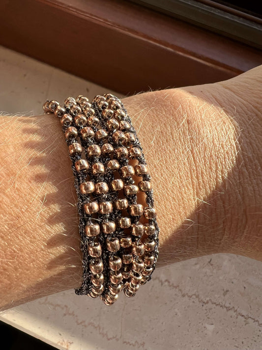 Collana e bracciale wrap Boho Glow in perline Toho oro, filo sottile doppio giro, anallergica e fatta a mano, elegante e boho chic.