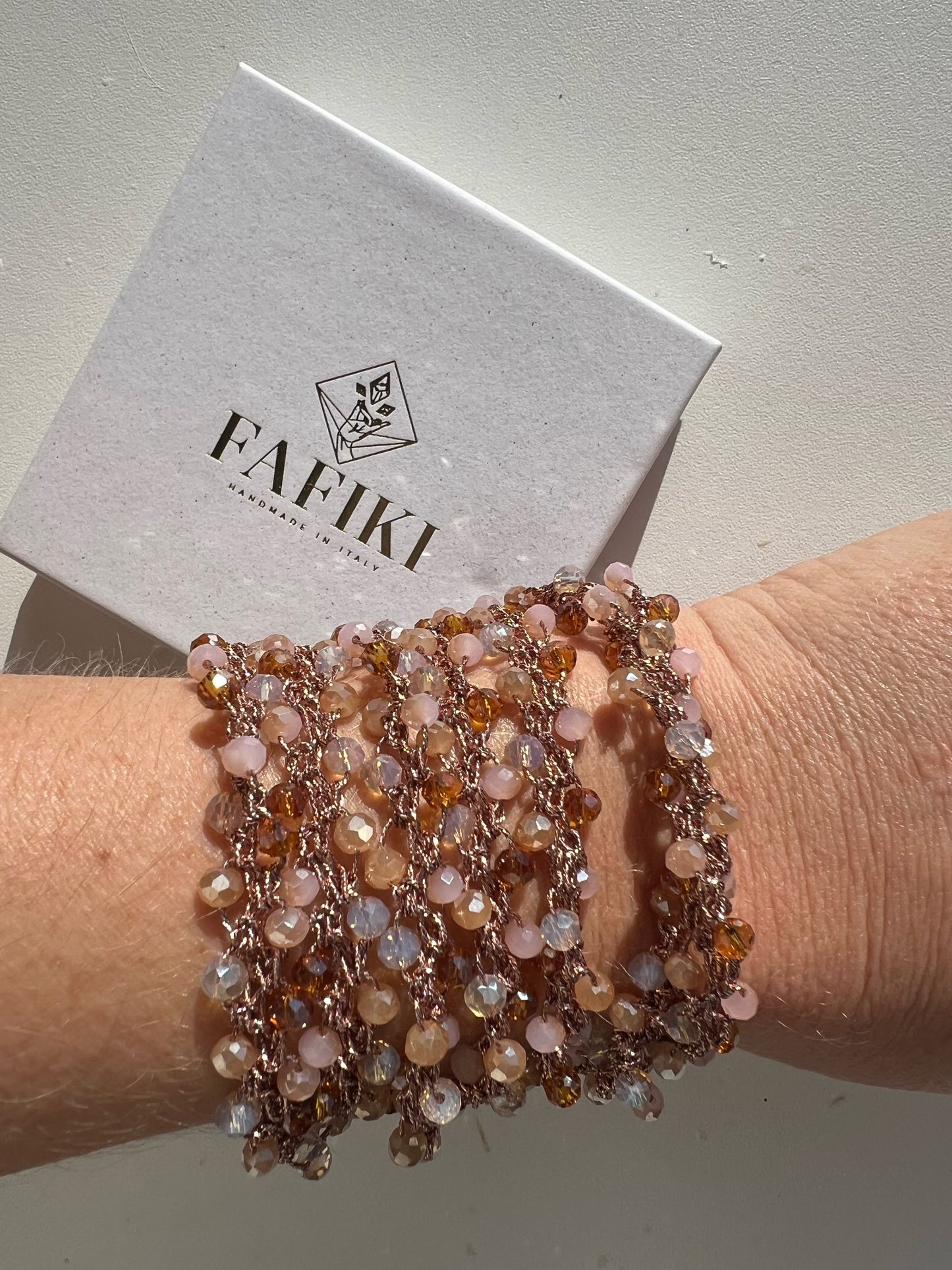 bracciale wrap con cristalli luminosi, stile boho chic. Senza nickel, fatta a mano, unica come chi la sceglie.