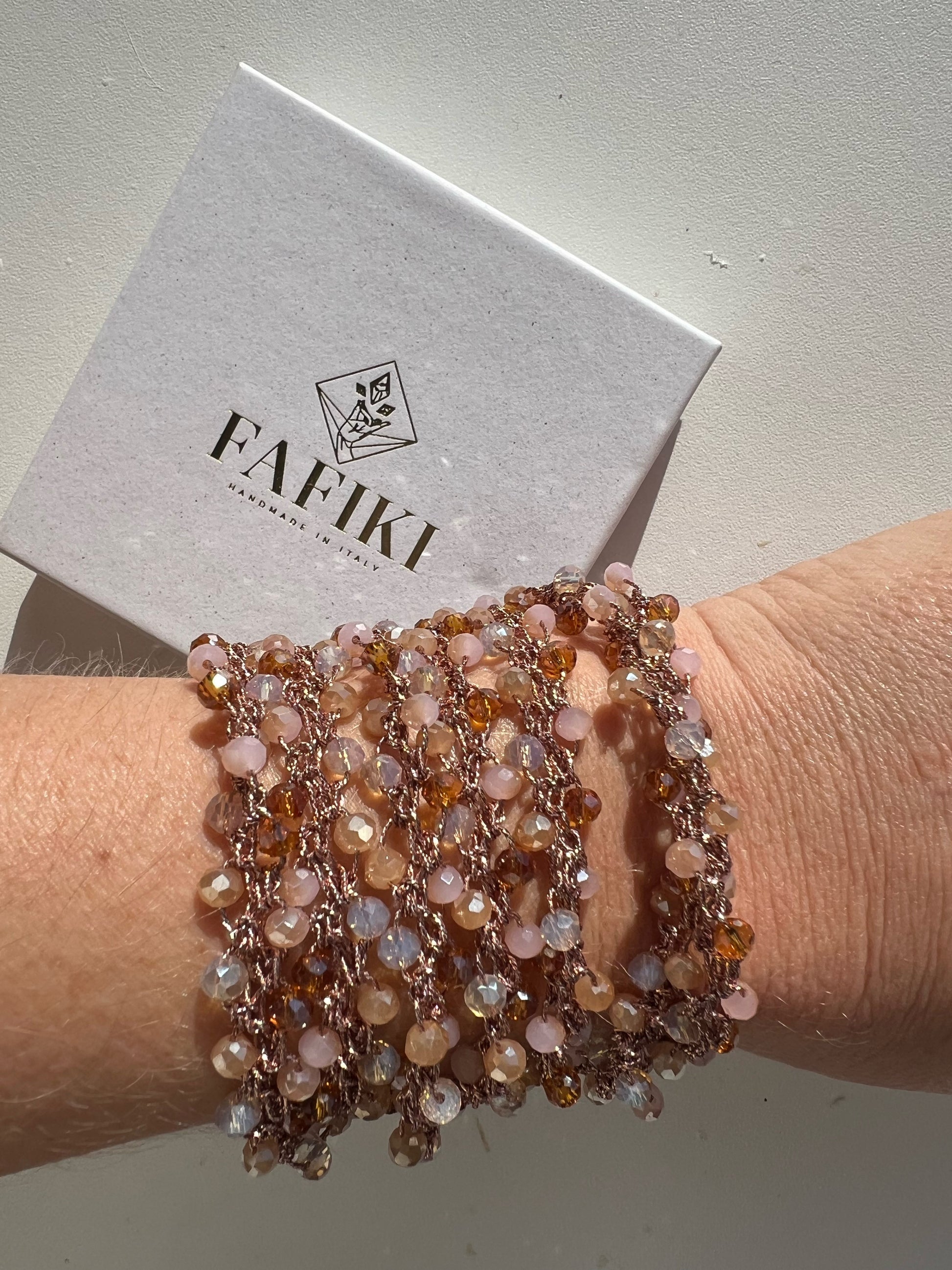 bracciale wrap con cristalli luminosi, stile boho chic. Senza nickel, fatta a mano, unica come chi la sceglie.